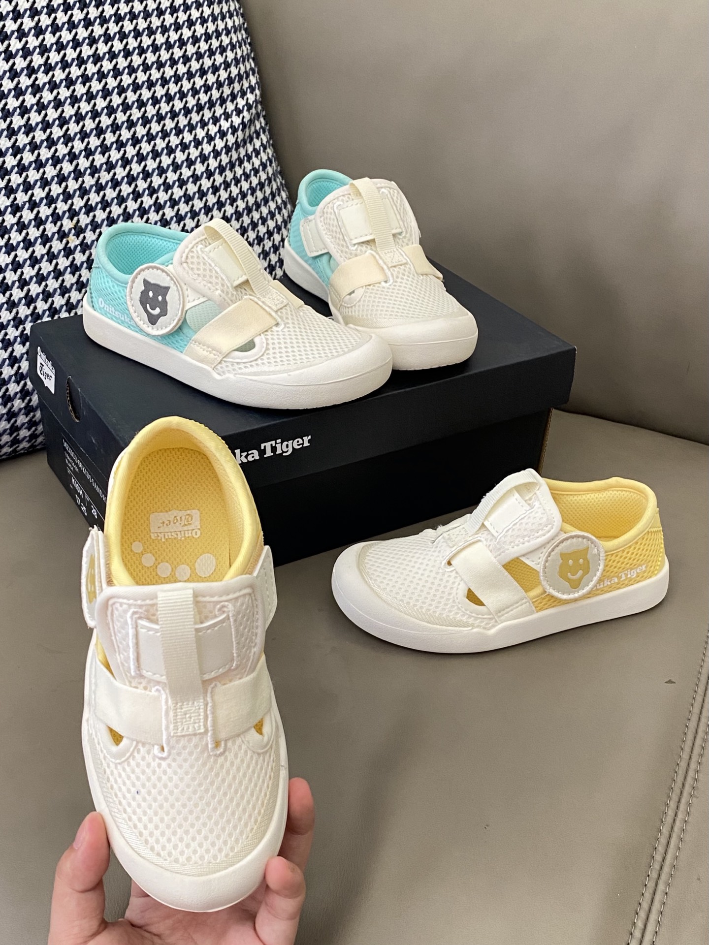 原图直出🌟 好看的学步鞋万里挑一😇鬼冢虎这款软软的很舒服～鞋头对胖脚宝宝也很友好😭双魔术贴设计方便宝贝穿脱✔️鞋底防滑耐磨抓地力强-选品中心