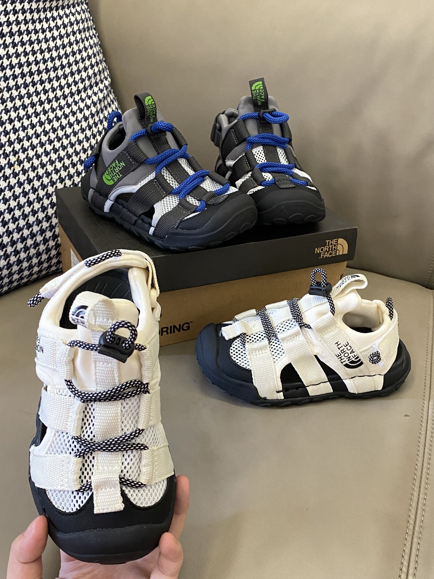 原图直出🌟 长在我心巴上的运动凉鞋😍网面镂空设计透气又舒适☁️一键松紧，安全无束缚🔒橡胶耐磨防滑大底，脚感不言而喻-选品中心