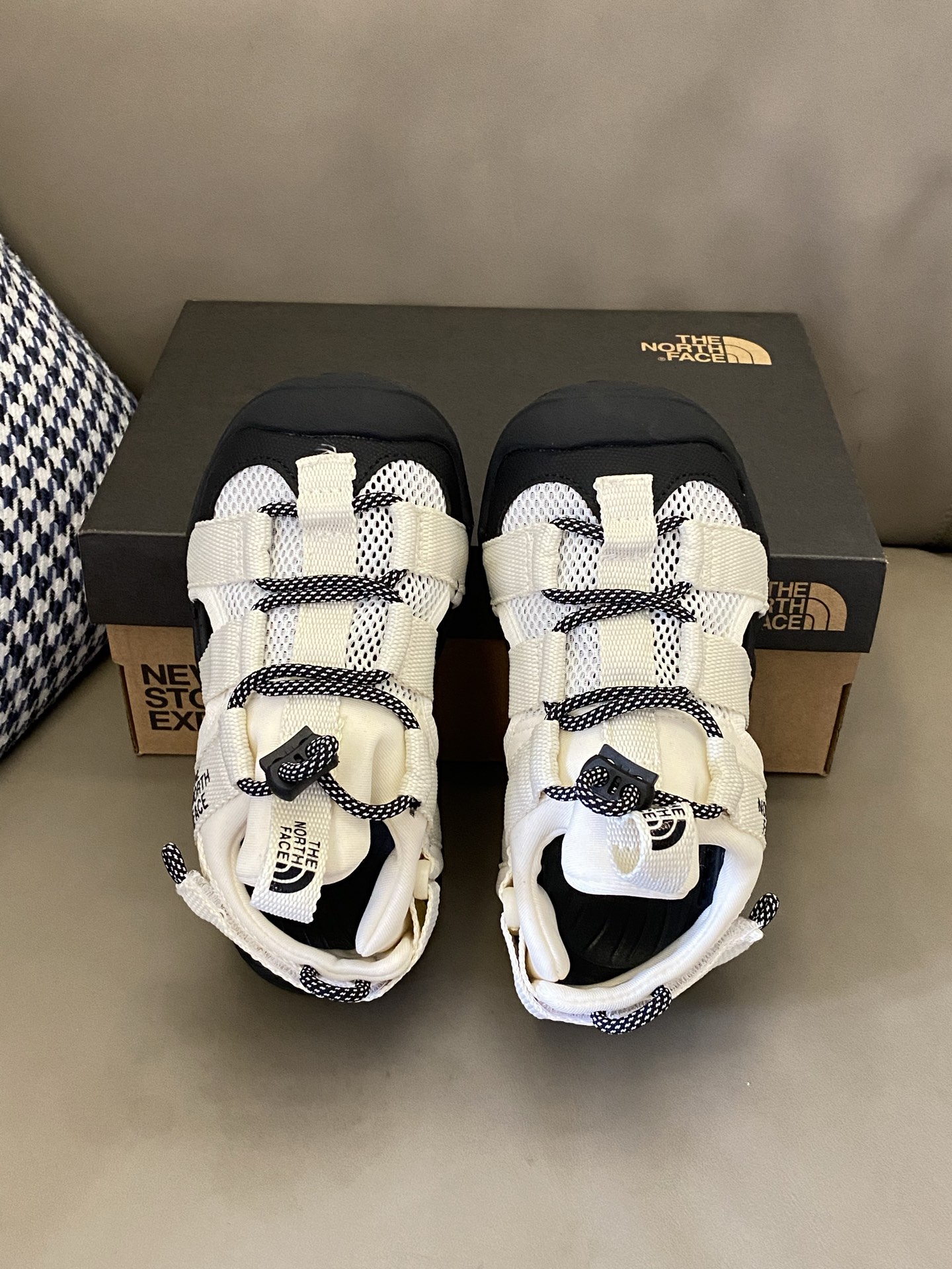 图片[2]-原图直出🌟 长在我心巴上的运动凉鞋😍网面镂空设计透气又舒适☁️一键松紧，安全无束缚🔒橡胶耐磨防滑大底，脚感不言而喻-选品中心