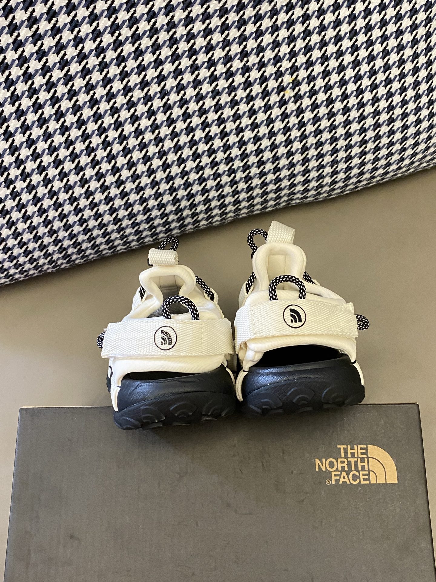 图片[7]-原图直出🌟 长在我心巴上的运动凉鞋😍网面镂空设计透气又舒适☁️一键松紧，安全无束缚🔒橡胶耐磨防滑大底，脚感不言而喻-选品中心