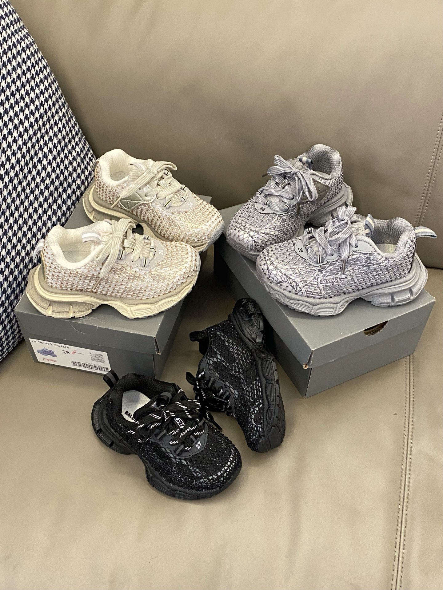 图片[4]-原图直出🌟 整双鞋子满满的水钻设计🤩超轻透气💨日常穿搭必备❗️固定鞋带装饰+魔术贴设计方便穿脱✔️高级感满满小😇快来一起种草吧🔥-选品中心