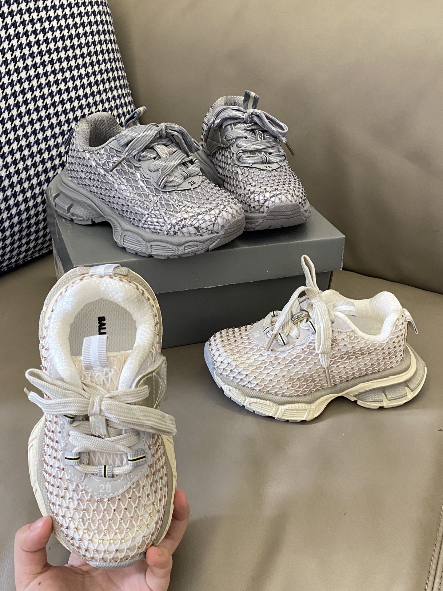 原图直出🌟 整双鞋子满满的水钻设计🤩超轻透气💨日常穿搭必备❗️固定鞋带装饰+魔术贴设计方便穿脱✔️高级感满满小😇快来一起种草吧🔥-选品中心