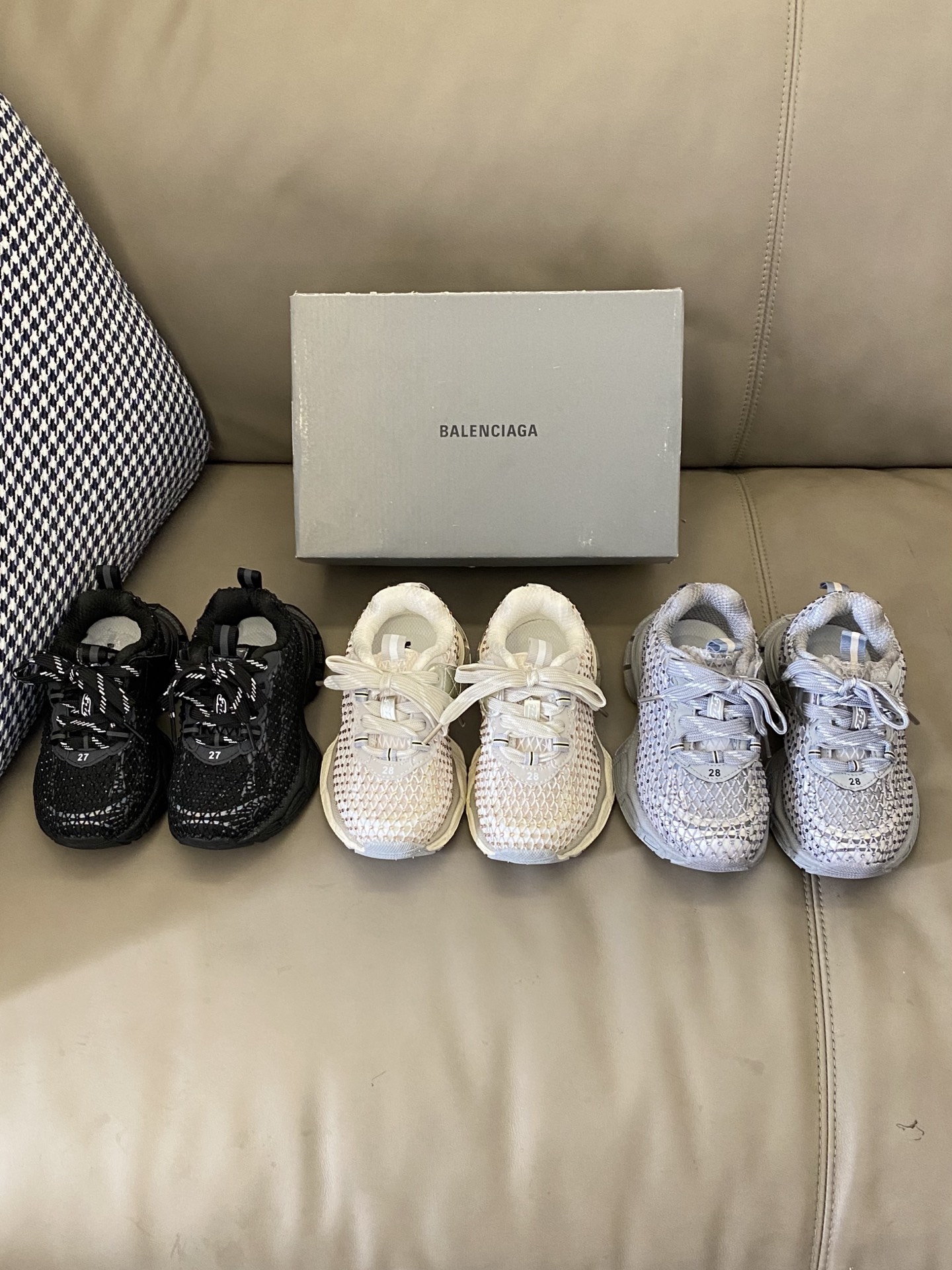 图片[5]-原图直出🌟 整双鞋子满满的水钻设计🤩超轻透气💨日常穿搭必备❗️固定鞋带装饰+魔术贴设计方便穿脱✔️高级感满满小😇快来一起种草吧🔥-选品中心