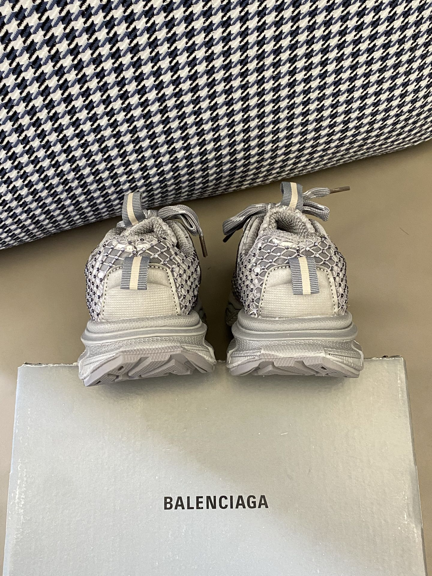 图片[7]-原图直出🌟 整双鞋子满满的水钻设计🤩超轻透气💨日常穿搭必备❗️固定鞋带装饰+魔术贴设计方便穿脱✔️高级感满满小😇快来一起种草吧🔥-选品中心