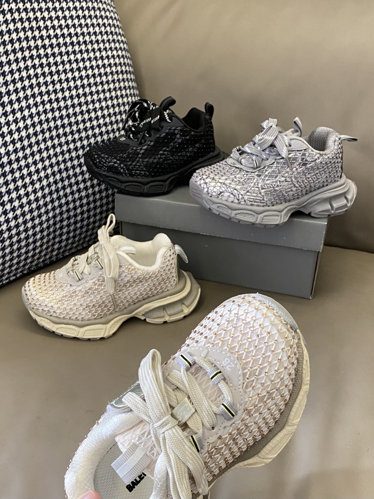 图片[6]-原图直出🌟 整双鞋子满满的水钻设计🤩超轻透气💨日常穿搭必备❗️固定鞋带装饰+魔术贴设计方便穿脱✔️高级感满满小😇快来一起种草吧🔥-选品中心