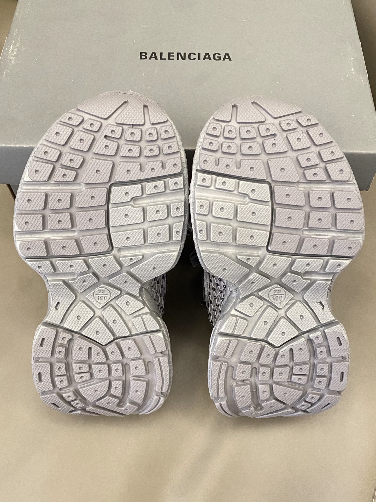 图片[9]-原图直出🌟 整双鞋子满满的水钻设计🤩超轻透气💨日常穿搭必备❗️固定鞋带装饰+魔术贴设计方便穿脱✔️高级感满满小😇快来一起种草吧🔥-选品中心