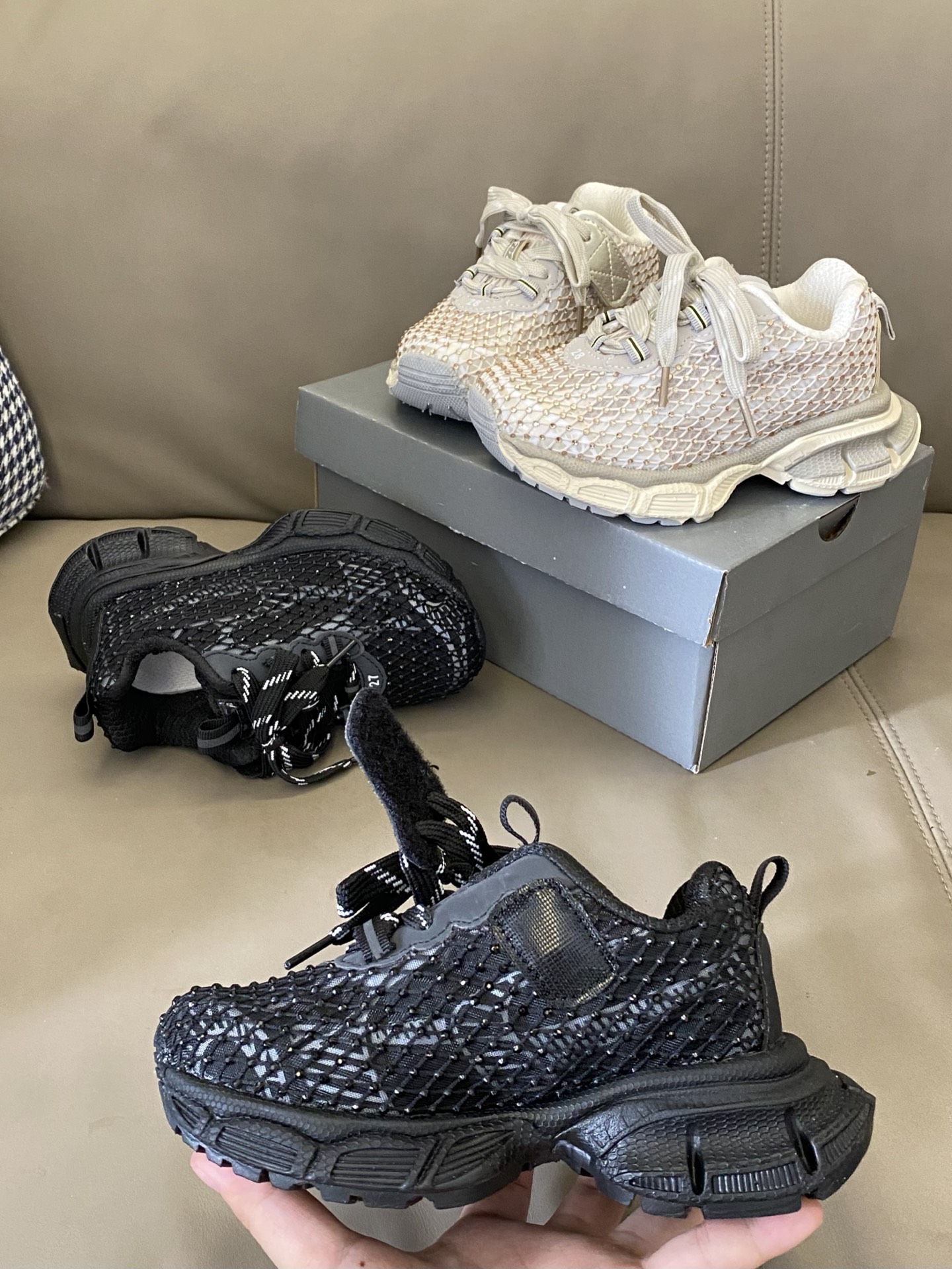 图片[3]-原图直出🌟 整双鞋子满满的水钻设计🤩超轻透气💨日常穿搭必备❗️固定鞋带装饰+魔术贴设计方便穿脱✔️高级感满满小😇快来一起种草吧🔥-选品中心