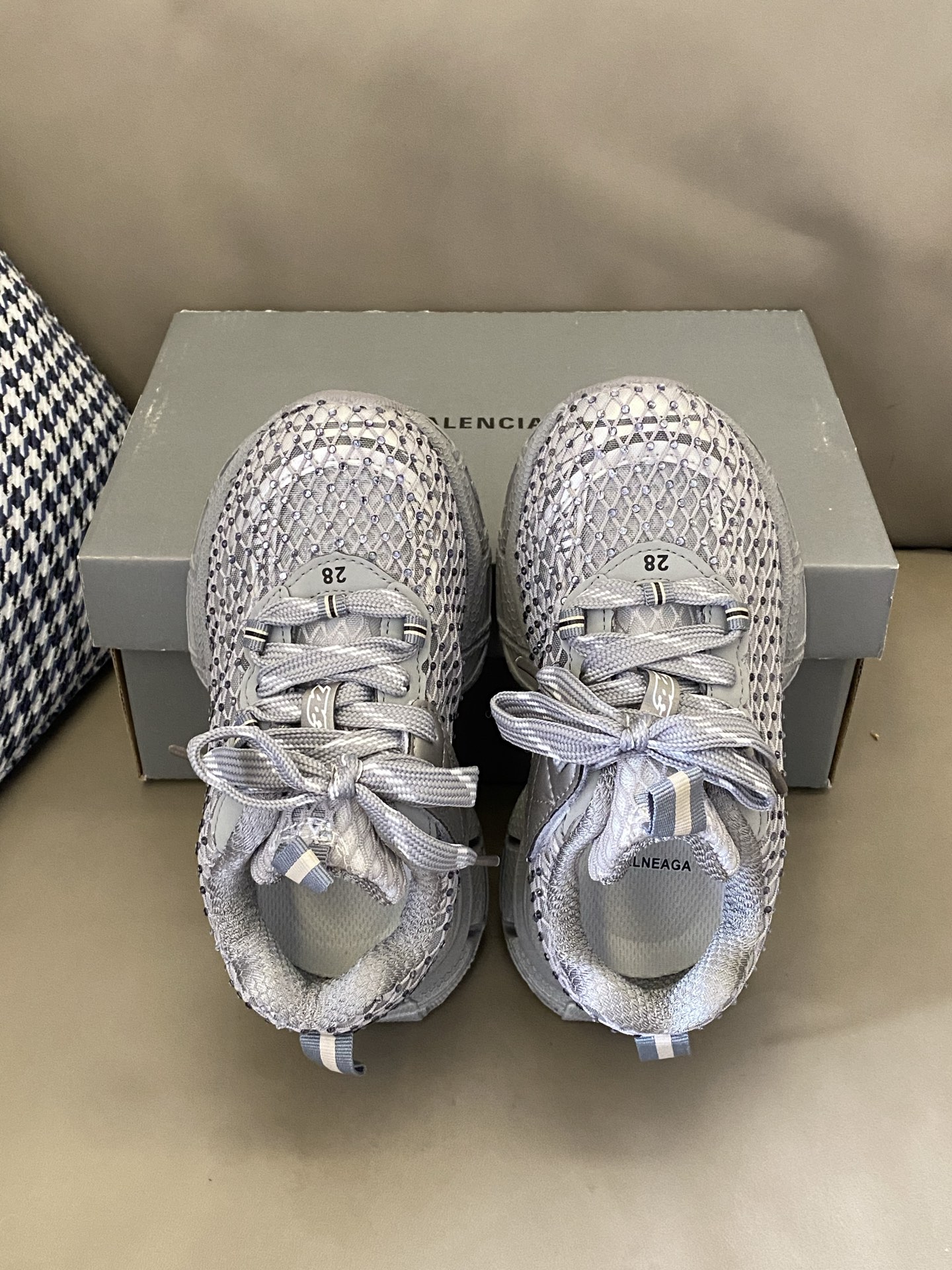 图片[2]-原图直出🌟 整双鞋子满满的水钻设计🤩超轻透气💨日常穿搭必备❗️固定鞋带装饰+魔术贴设计方便穿脱✔️高级感满满小😇快来一起种草吧🔥-选品中心