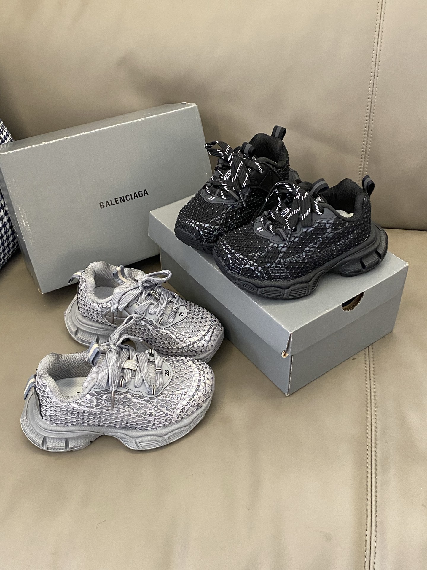 图片[8]-原图直出🌟 整双鞋子满满的水钻设计🤩超轻透气💨日常穿搭必备❗️固定鞋带装饰+魔术贴设计方便穿脱✔️高级感满满小😇快来一起种草吧🔥-选品中心