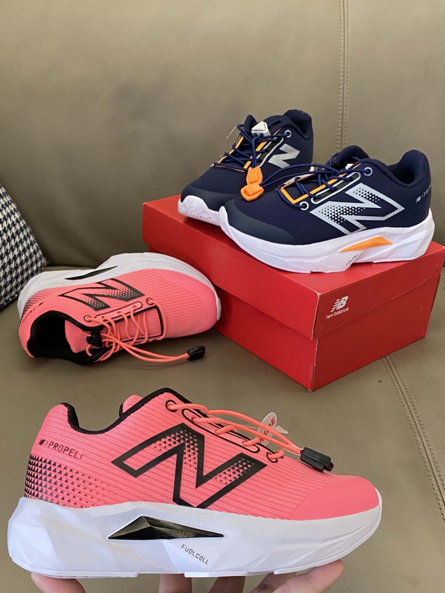 图片[3]-原图直出🌟 鞋面蜂窝网布设计干爽透气💨松紧扣设计方便宝贝穿脱✔️后跟包裹性强的同时做到了最柔和的鞋底🥰性价比还是不错的👏🏻每个配色都好好看😍-选品中心