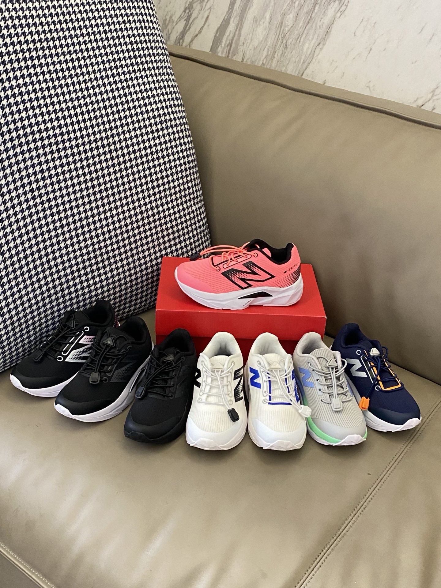 图片[5]-原图直出🌟 鞋面蜂窝网布设计干爽透气💨松紧扣设计方便宝贝穿脱✔️后跟包裹性强的同时做到了最柔和的鞋底🥰性价比还是不错的👏🏻每个配色都好好看😍-选品中心