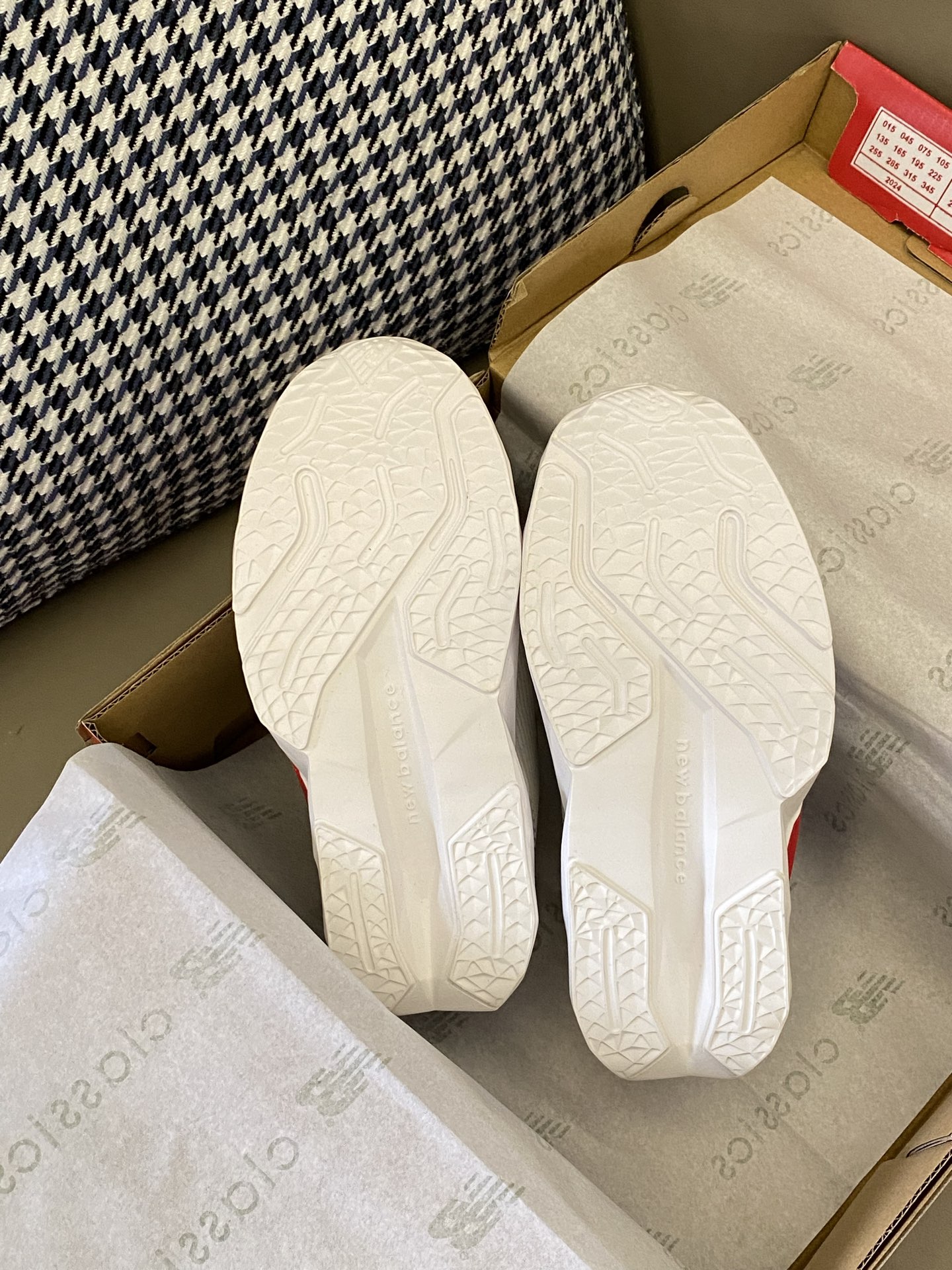 图片[9]-原图直出🌟 鞋面蜂窝网布设计干爽透气💨松紧扣设计方便宝贝穿脱✔️后跟包裹性强的同时做到了最柔和的鞋底🥰性价比还是不错的👏🏻每个配色都好好看😍-选品中心