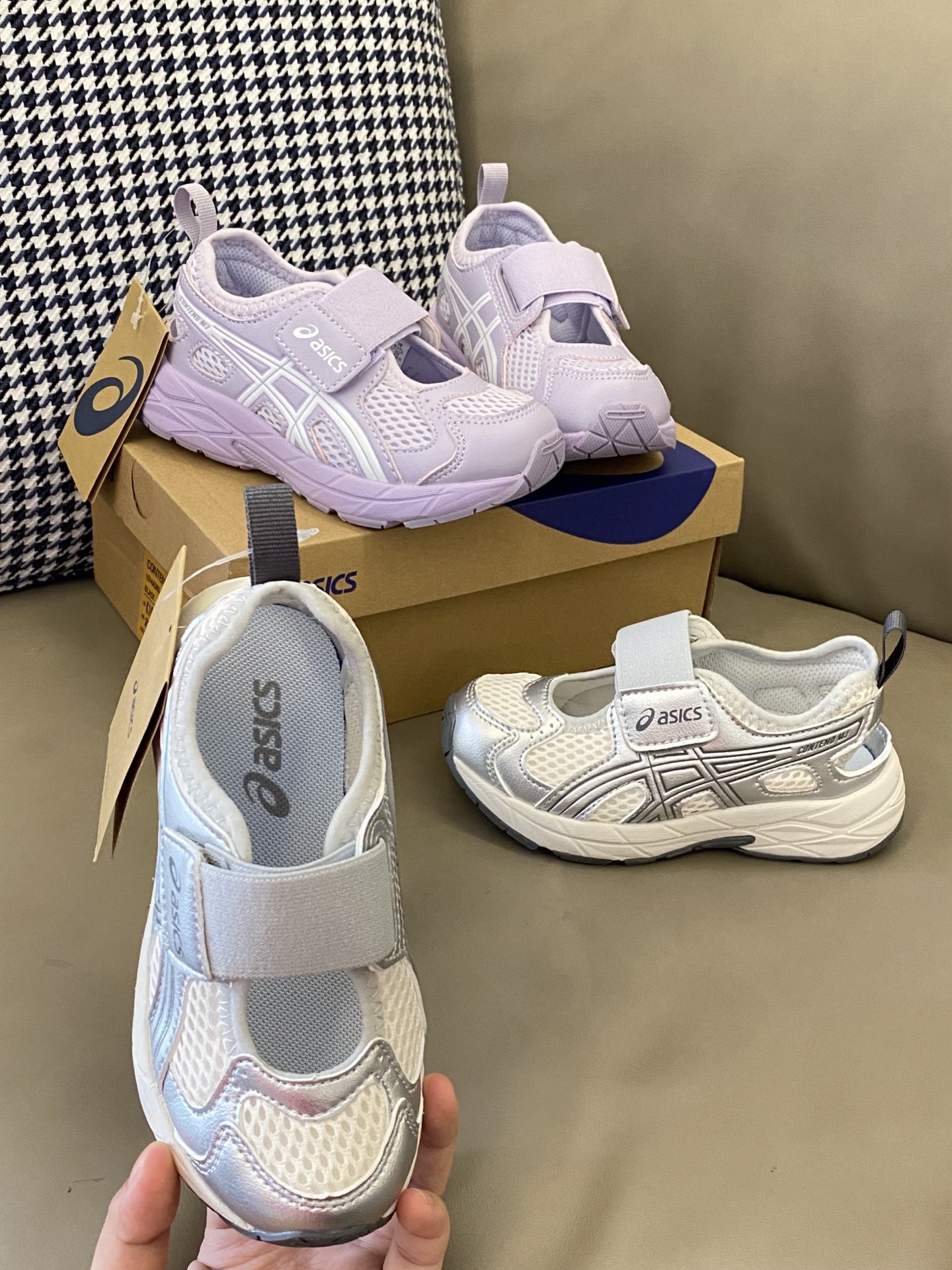 NO:754051,The original picture comes straight out, you’ve found a treasure!  Super nice elastic band + Velcro on the upper foot, easy to put on and take off. The upper mesh design is refreshing and breathable. The whole pair of sandals is very soft and super easy to match with clothes, slippers, sandals, sandals, slippers, etc.19860909原图直出 挖到宝啦！上脚超nice松紧带+魔术贴方便穿脱鞋面网布设计清爽透气整双凉鞋很软还超级好搭配衣服,拖鞋，凉鞋,sandals,slippers,,Children's