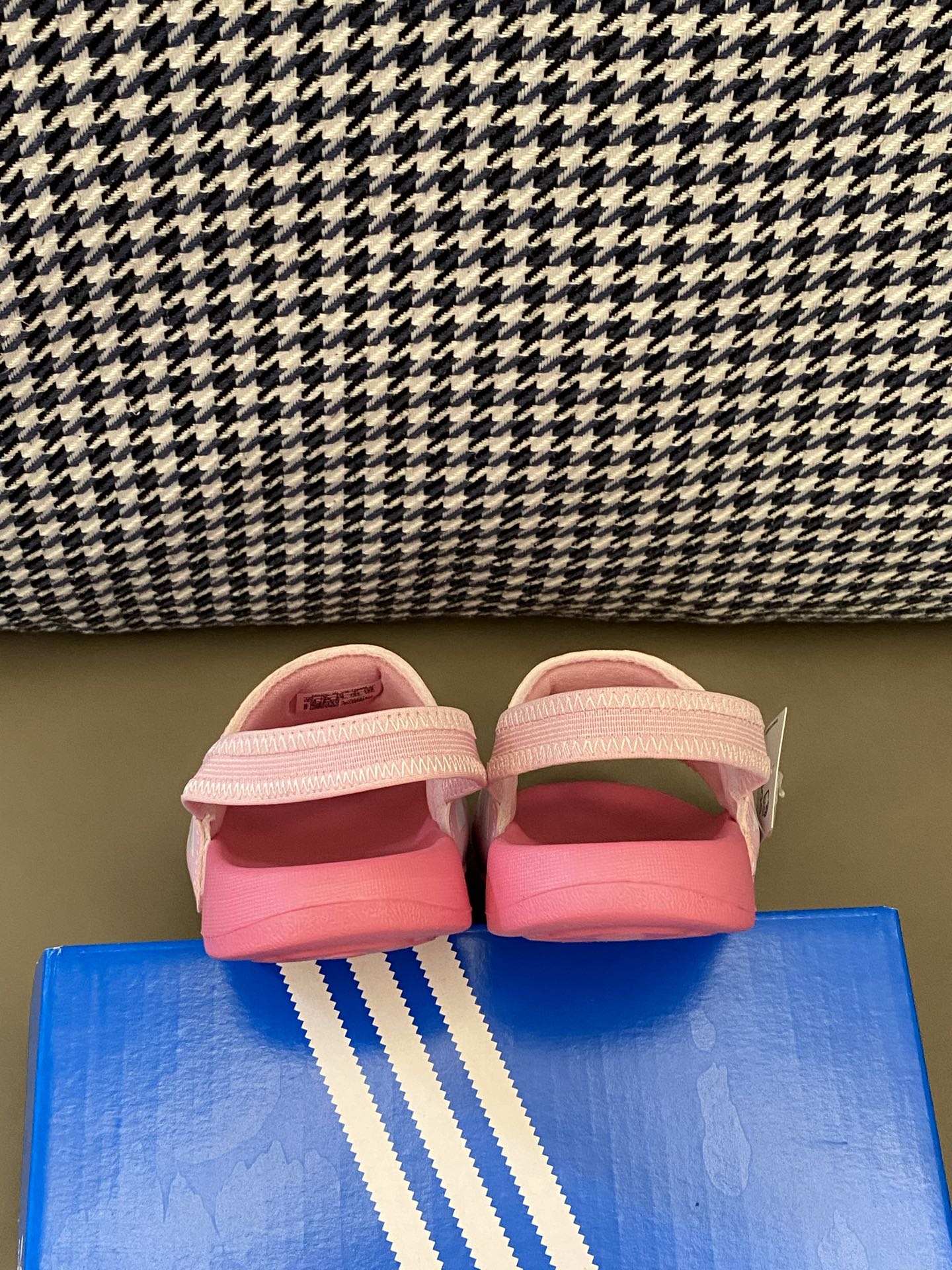 图片[7]-原图直出🌟 无拖鞋不夏天~ 给钱就卖💥晚了拍大腿🦵透气性强，舒适不闷脚☁️橡胶耐磨防滑大底脚感超赞👍🏻小童则是多加了后跟带不易脱落🔥L-选品中心