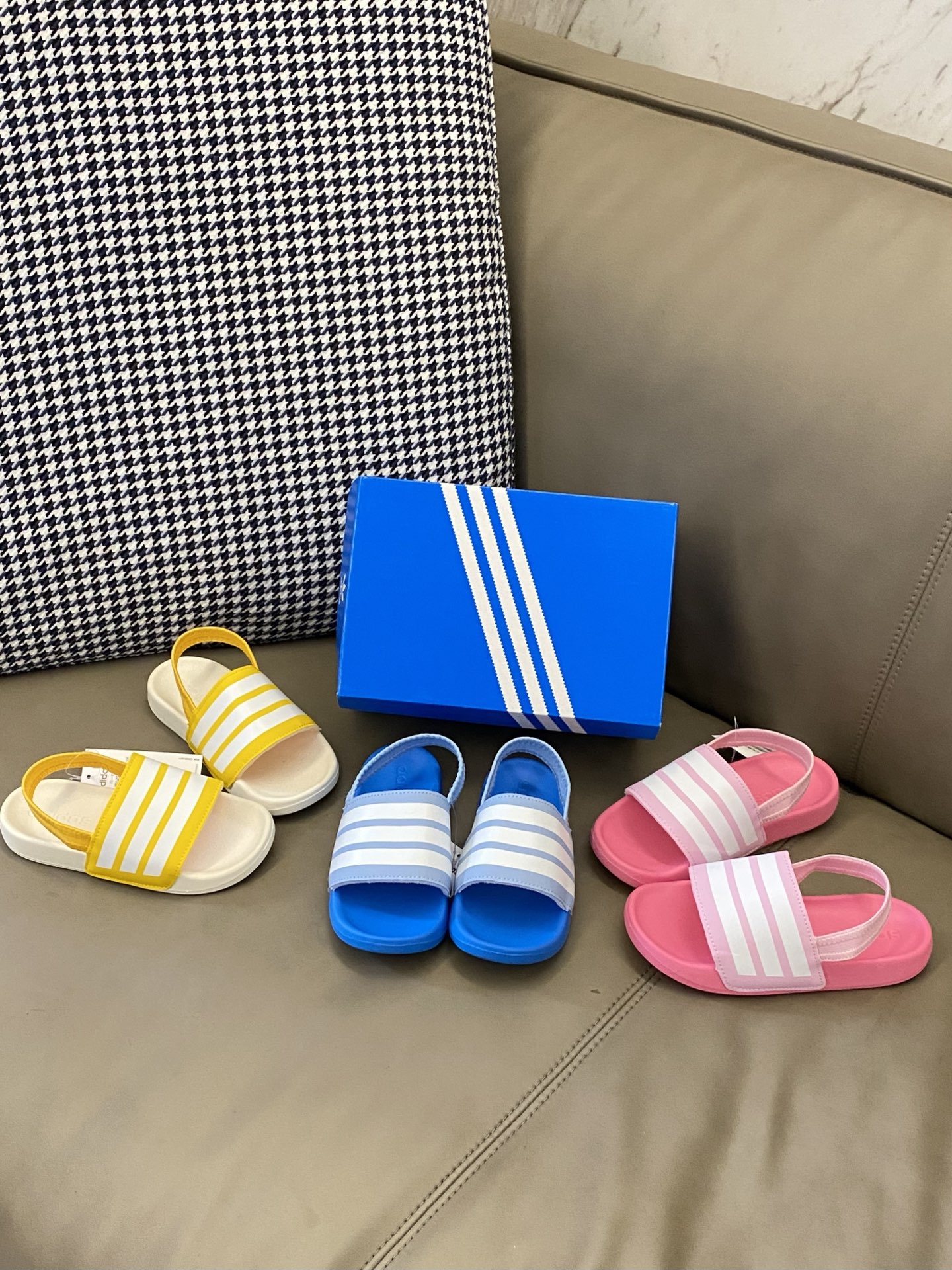 图片[2]-原图直出🌟 无拖鞋不夏天~ 给钱就卖💥晚了拍大腿🦵透气性强，舒适不闷脚☁️橡胶耐磨防滑大底脚感超赞👍🏻小童则是多加了后跟带不易脱落🔥L-选品中心