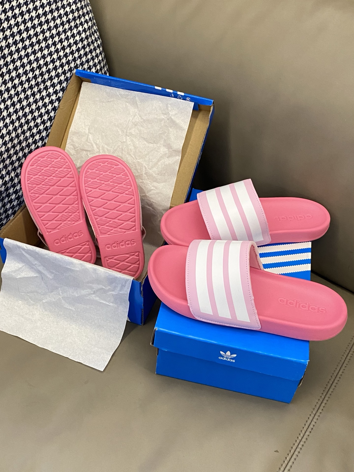 图片[9]-原图直出🌟 无拖鞋不夏天~ 给钱就卖💥晚了拍大腿🦵透气性强，舒适不闷脚☁️橡胶耐磨防滑大底脚感超赞👍🏻小童则是多加了后跟带不易脱落🔥L-选品中心