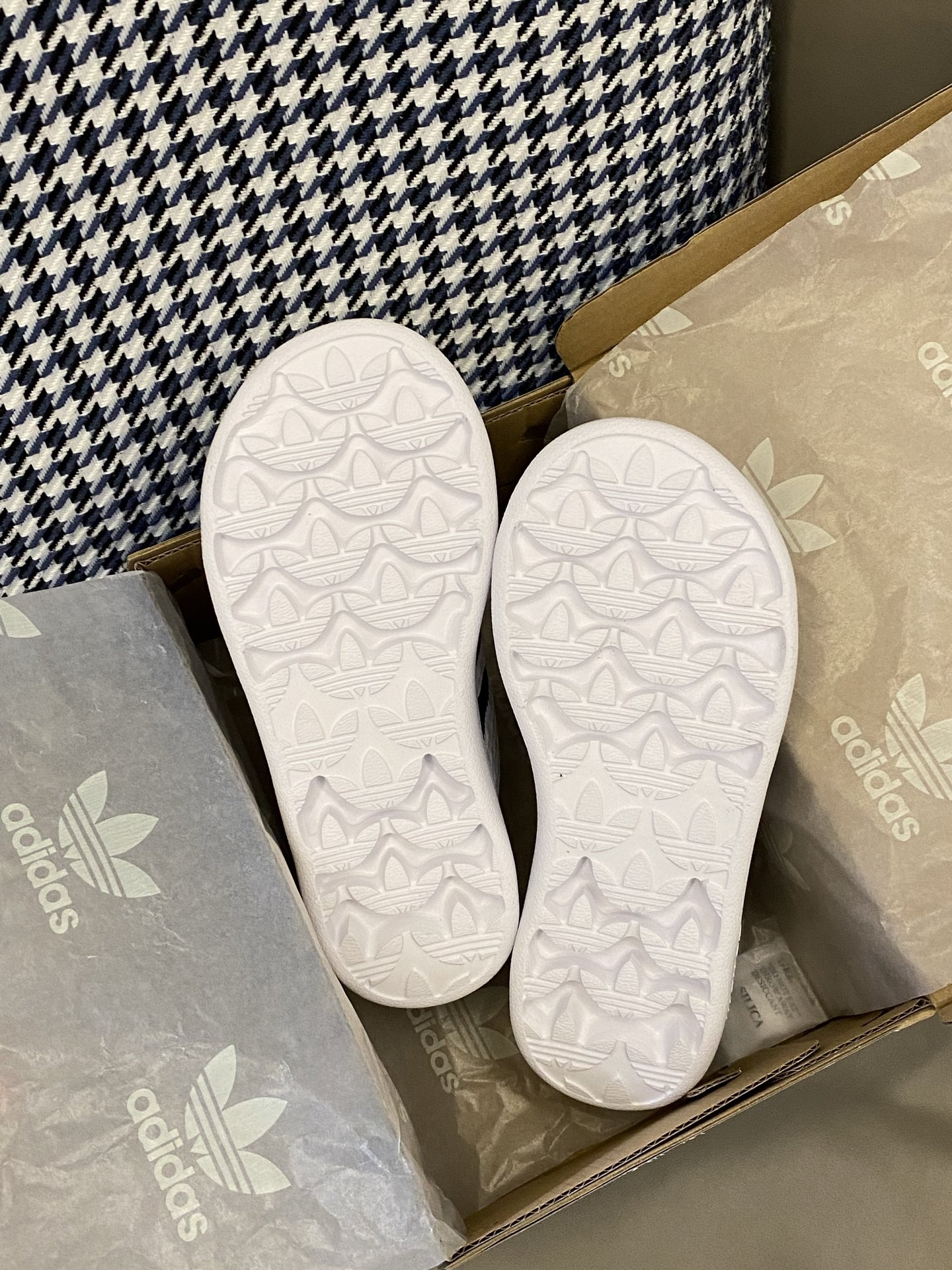 图片[9]-原图直出🌟 三Y草新款 经典永不落幕🔥鞋面贝壳头设计防撞防踢🥰松紧带设计方便宝贝穿脱✅ EVA橡胶鞋底防滑耐磨抓地力强🫶-选品中心