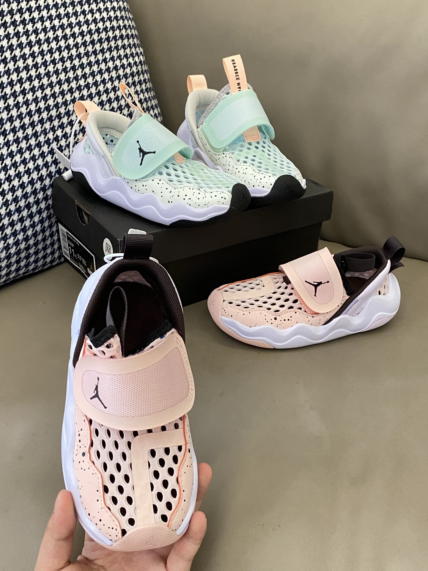 原图直出🌟 鞋面大网孔设计夏天穿超凉快😱而且一点也不会闷脚汗💦魔术贴设计穿脱超方便😍橡胶防滑耐磨大底😊脚感超赞😚L-选品中心