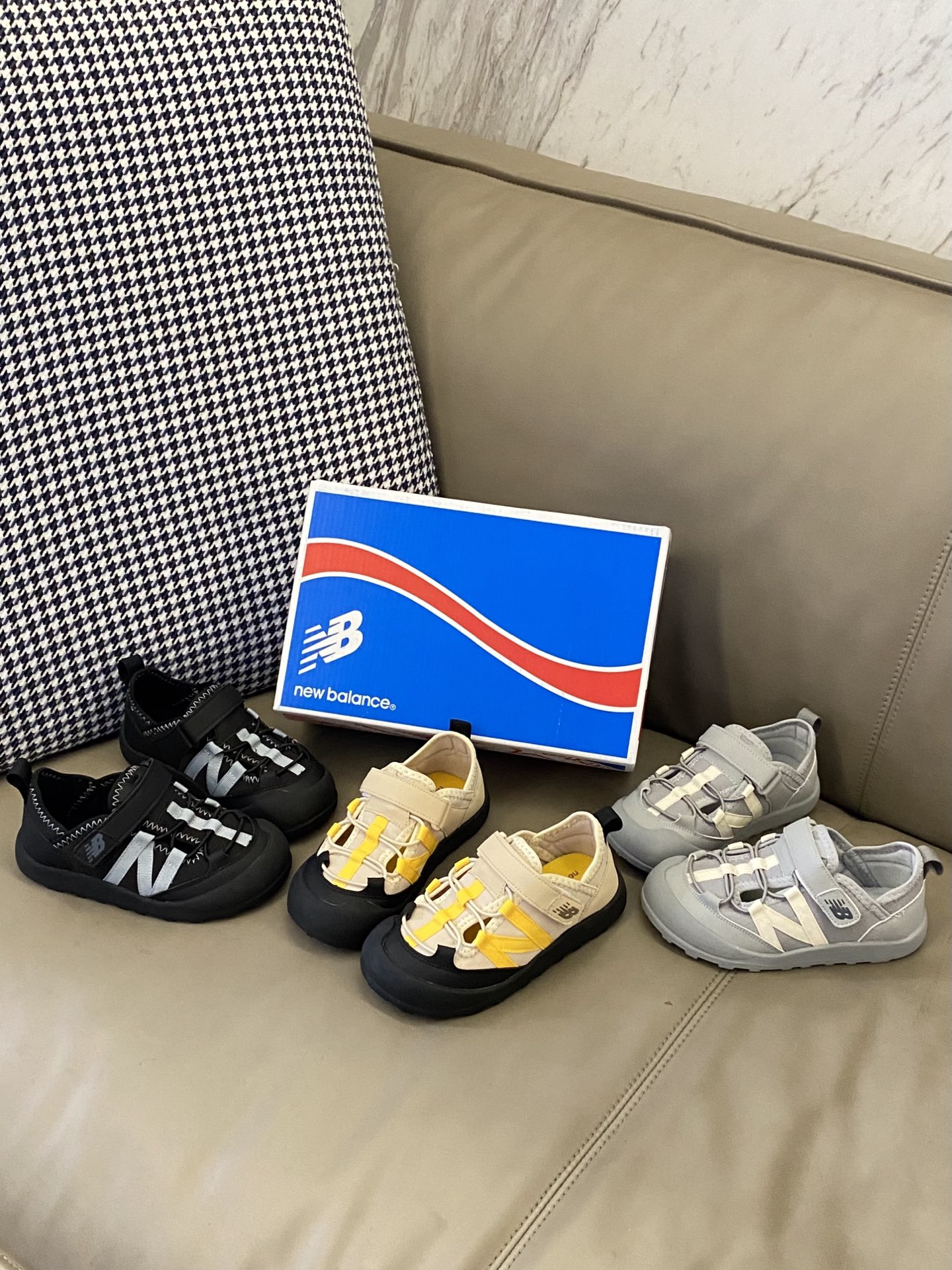 图片[4]-真的有被这双鞋给惊艳到！🔥🔥又是被可爱征服的一天！！圆圆的鞋头包裹性很强👍🏻魔术贴设计就很友好呀~无论脚背高还是宽脚的宝贝都能穿！！-选品中心