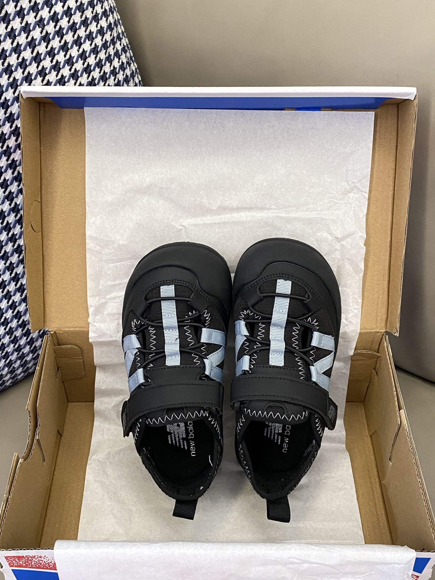 图片[2]-真的有被这双鞋给惊艳到！🔥🔥又是被可爱征服的一天！！圆圆的鞋头包裹性很强👍🏻魔术贴设计就很友好呀~无论脚背高还是宽脚的宝贝都能穿！！-选品中心