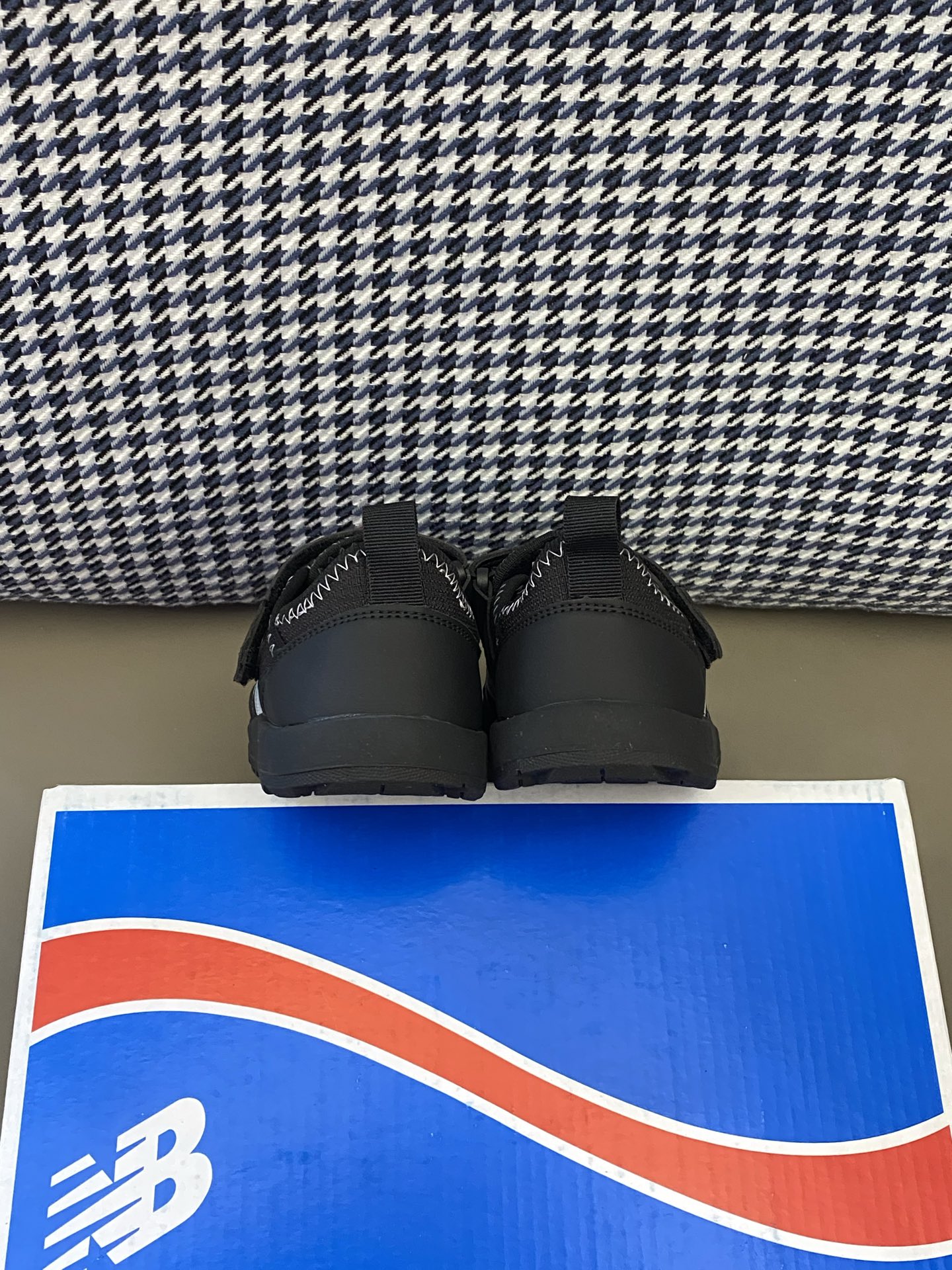 图片[7]-真的有被这双鞋给惊艳到！🔥🔥又是被可爱征服的一天！！圆圆的鞋头包裹性很强👍🏻魔术贴设计就很友好呀~无论脚背高还是宽脚的宝贝都能穿！！-选品中心