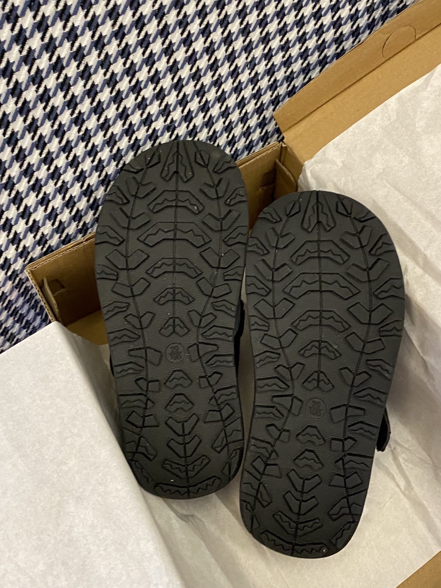 图片[9]-真的有被这双鞋给惊艳到！🔥🔥又是被可爱征服的一天！！圆圆的鞋头包裹性很强👍🏻魔术贴设计就很友好呀~无论脚背高还是宽脚的宝贝都能穿！！-选品中心