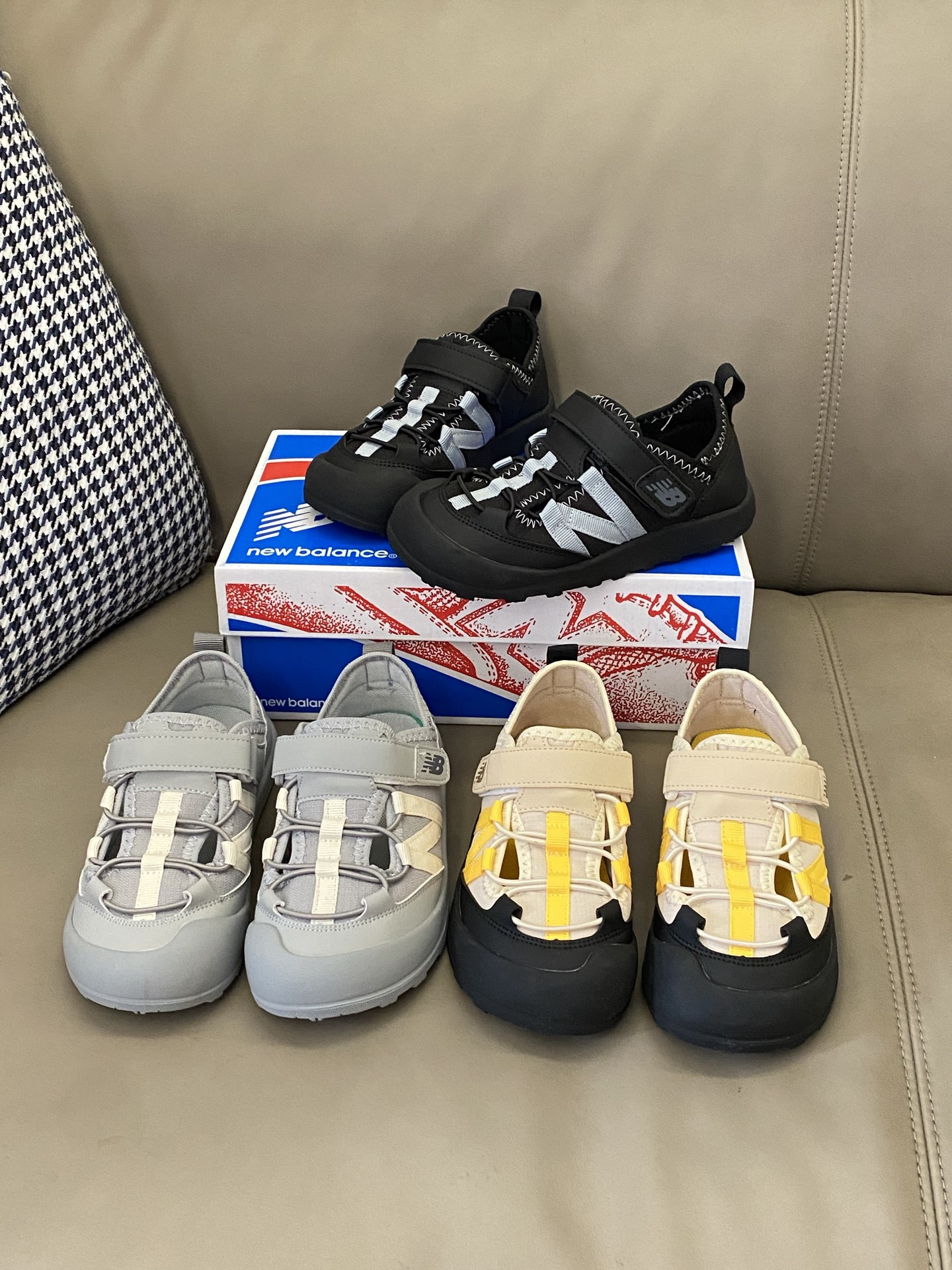 图片[5]-真的有被这双鞋给惊艳到！🔥🔥又是被可爱征服的一天！！圆圆的鞋头包裹性很强👍🏻魔术贴设计就很友好呀~无论脚背高还是宽脚的宝贝都能穿！！-选品中心