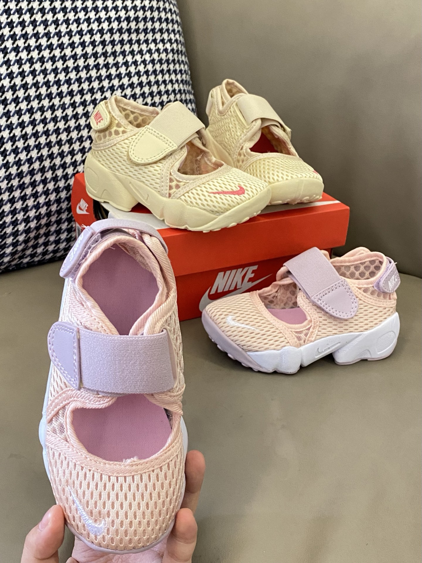 原图直出🌟 nike忍者鞋啊😻好喜欢小盆友的配色❗️好看鼠了😘网布设计，清爽透气💨魔术贴方便宝贝穿脱✅整双鞋子超软回弹力强👍🏻-选品中心