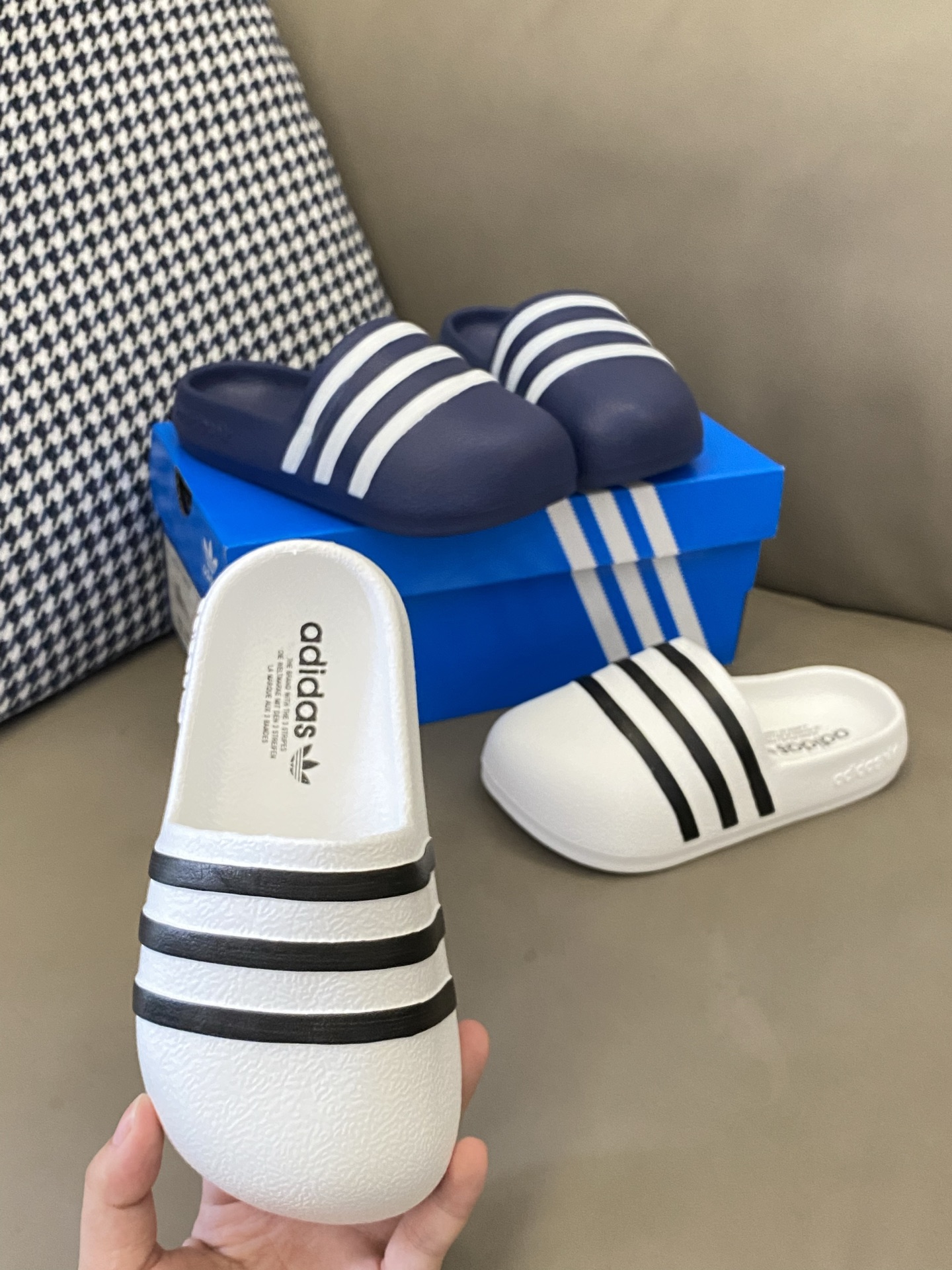 原图直出🌟 AD的设计师真的好会设计好可爱好喜欢😻包头设计防撞防踢保护宝贝脚趾🥰鞋底防滑耐磨✔️这款拖鞋既能溯溪踩水💦还不会发臭颜值也杠杠的~-选品中心