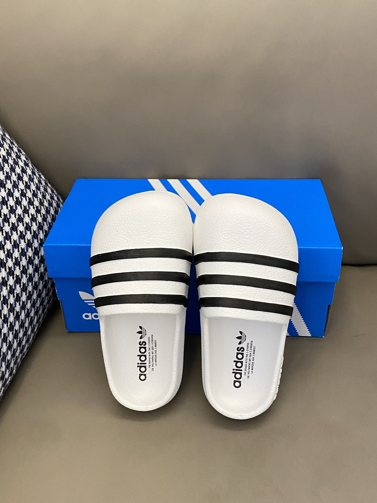 图片[2]-原图直出🌟 AD的设计师真的好会设计好可爱好喜欢😻包头设计防撞防踢保护宝贝脚趾🥰鞋底防滑耐磨✔️这款拖鞋既能溯溪踩水💦还不会发臭颜值也杠杠的~-选品中心