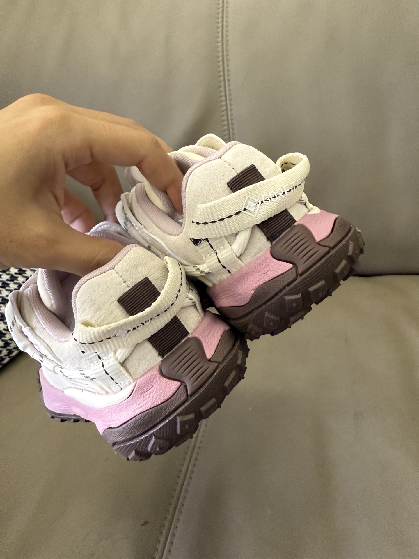 图片[3]-纯实拍👏🏻👏🏻👏🏻 实名安利这双可隆Mega童鞋！真的太好穿了！👍 ✅ 超轻鞋身，孩子跑跳无负担 ✅ 强力防滑，雨天也不怕打滑 ✅ 透气网面，奔跑一天小脚丫也干爽 解放双脚，从选对一双好鞋开始！宝妈们快冲！ #宝妈必备 #好物分享 #童鞋种草-选品中心