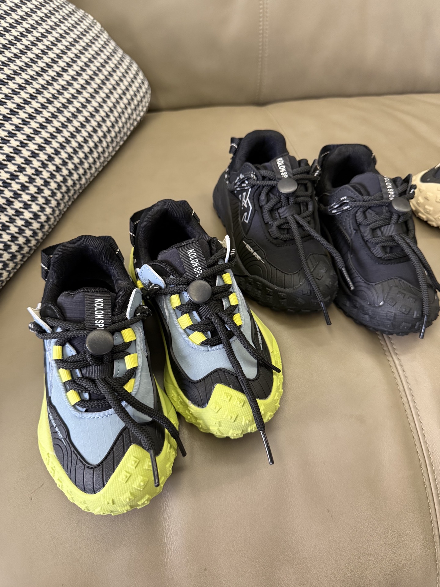 图片[7]-纯实拍👏🏻👏🏻👏🏻 实名安利这双可隆Mega童鞋！真的太好穿了！👍 ✅ 超轻鞋身，孩子跑跳无负担 ✅ 强力防滑，雨天也不怕打滑 ✅ 透气网面，奔跑一天小脚丫也干爽 解放双脚，从选对一双好鞋开始！宝妈们快冲！ #宝妈必备 #好物分享 #童鞋种草-选品中心