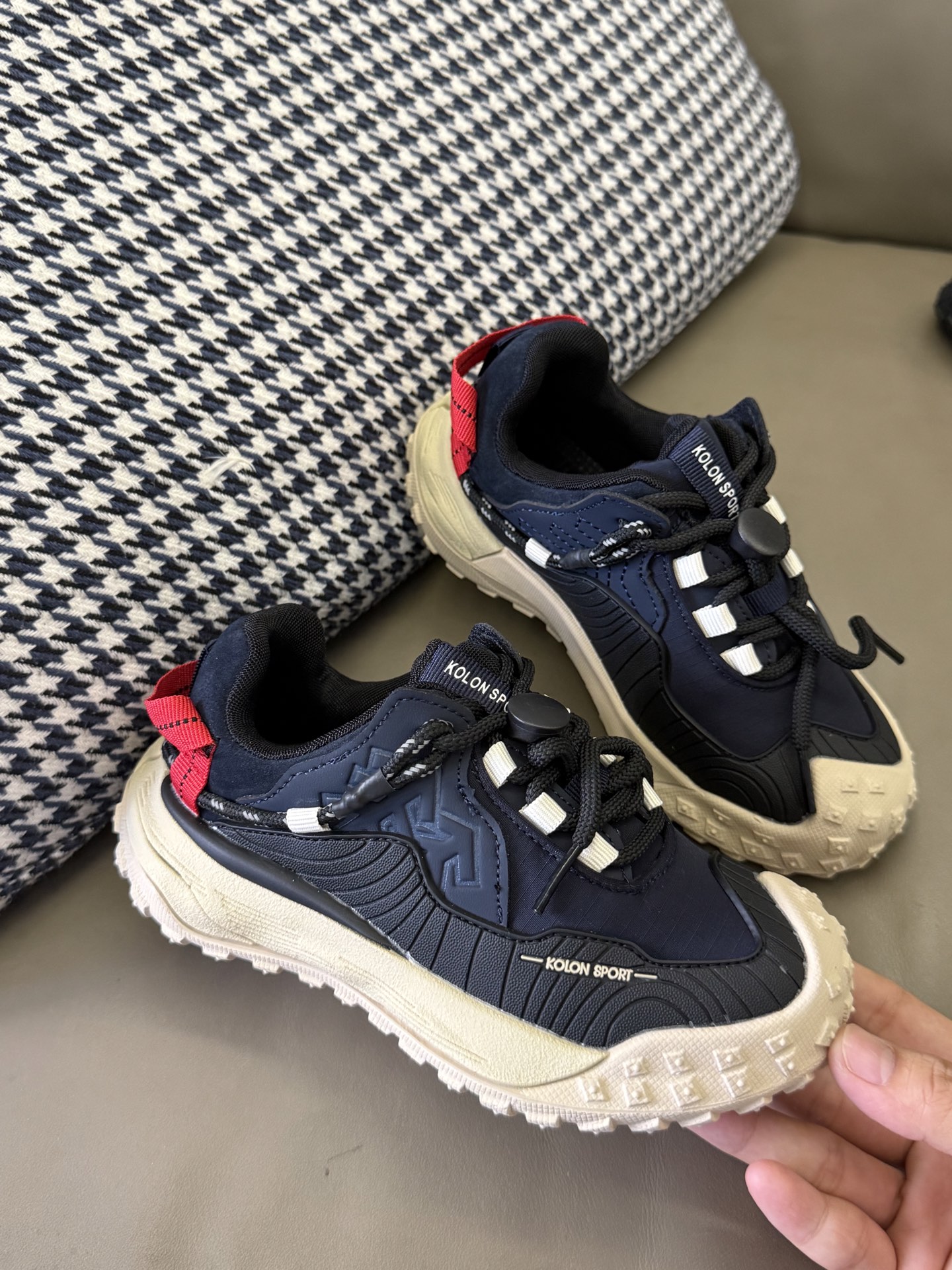 图片[4]-纯实拍👏🏻👏🏻👏🏻 实名安利这双可隆Mega童鞋！真的太好穿了！👍 ✅ 超轻鞋身，孩子跑跳无负担 ✅ 强力防滑，雨天也不怕打滑 ✅ 透气网面，奔跑一天小脚丫也干爽 解放双脚，从选对一双好鞋开始！宝妈们快冲！ #宝妈必备 #好物分享 #童鞋种草-选品中心