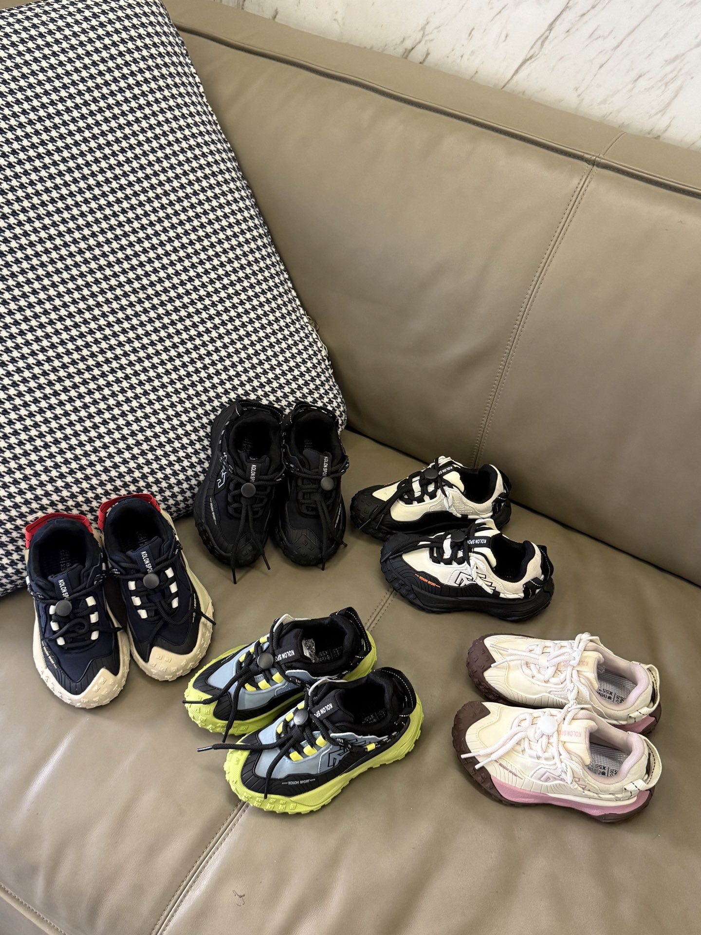 纯实拍👏🏻👏🏻👏🏻 实名安利这双可隆Mega童鞋！真的太好穿了！👍 ✅ 超轻鞋身，孩子跑跳无负担 ✅ 强力防滑，雨天也不怕打滑 ✅ 透气网面，奔跑一天小脚丫也干爽 解放双脚，从选对一双好鞋开始！宝妈们快冲！ #宝妈必备 #好物分享 #童鞋种草-选品中心