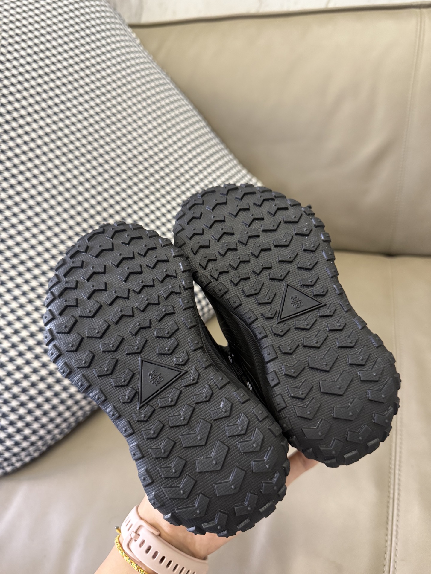 图片[9]-纯实拍👏🏻👏🏻👏🏻 实名安利这双可隆Mega童鞋！真的太好穿了！👍 ✅ 超轻鞋身，孩子跑跳无负担 ✅ 强力防滑，雨天也不怕打滑 ✅ 透气网面，奔跑一天小脚丫也干爽 解放双脚，从选对一双好鞋开始！宝妈们快冲！ #宝妈必备 #好物分享 #童鞋种草-选品中心