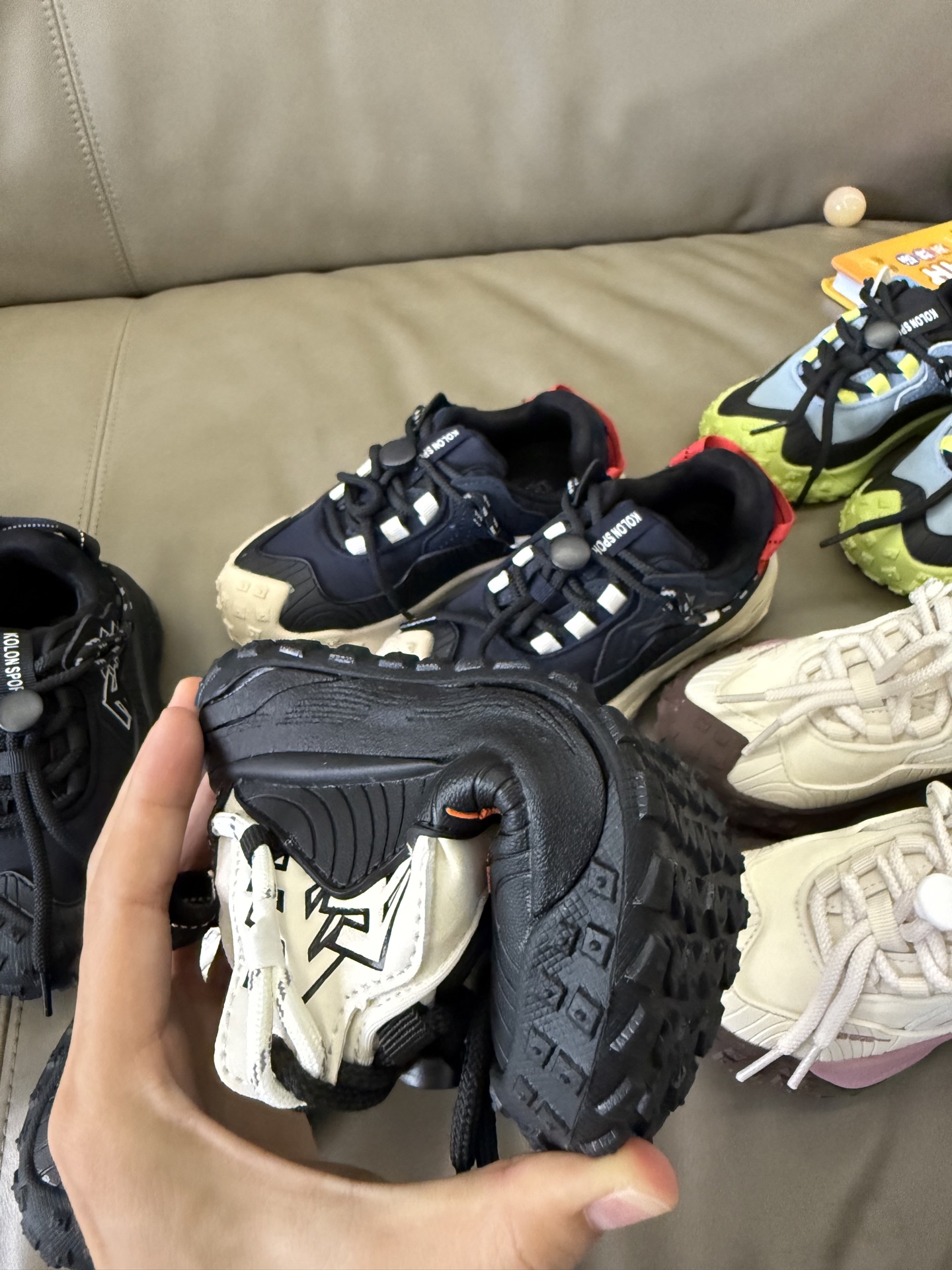 图片[8]-纯实拍👏🏻👏🏻👏🏻 实名安利这双可隆Mega童鞋！真的太好穿了！👍 ✅ 超轻鞋身，孩子跑跳无负担 ✅ 强力防滑，雨天也不怕打滑 ✅ 透气网面，奔跑一天小脚丫也干爽 解放双脚，从选对一双好鞋开始！宝妈们快冲！ #宝妈必备 #好物分享 #童鞋种草-选品中心