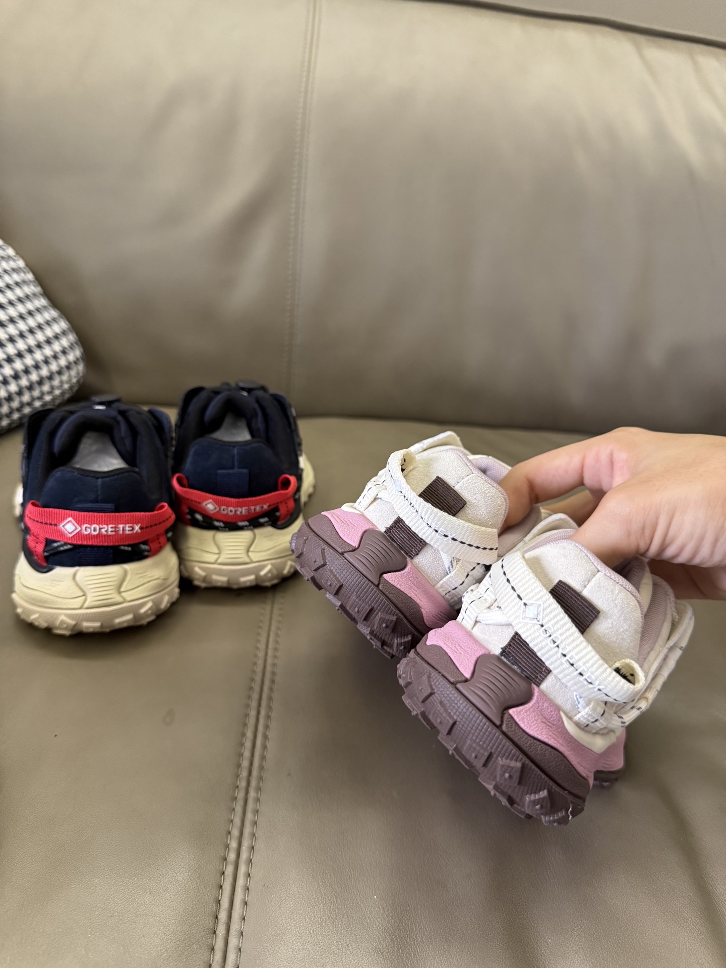 图片[6]-纯实拍👏🏻👏🏻👏🏻 实名安利这双可隆Mega童鞋！真的太好穿了！👍 ✅ 超轻鞋身，孩子跑跳无负担 ✅ 强力防滑，雨天也不怕打滑 ✅ 透气网面，奔跑一天小脚丫也干爽 解放双脚，从选对一双好鞋开始！宝妈们快冲！ #宝妈必备 #好物分享 #童鞋种草-选品中心