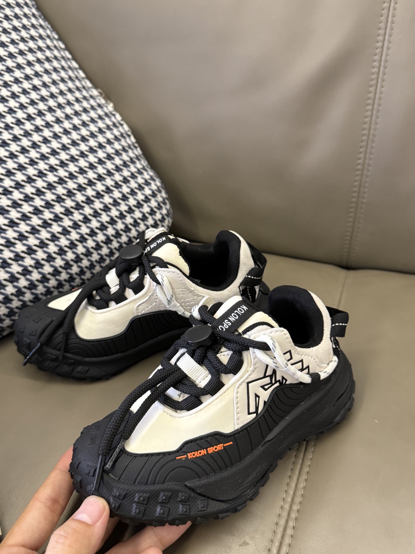 图片[2]-纯实拍👏🏻👏🏻👏🏻 实名安利这双可隆Mega童鞋！真的太好穿了！👍 ✅ 超轻鞋身，孩子跑跳无负担 ✅ 强力防滑，雨天也不怕打滑 ✅ 透气网面，奔跑一天小脚丫也干爽 解放双脚，从选对一双好鞋开始！宝妈们快冲！ #宝妈必备 #好物分享 #童鞋种草-选品中心