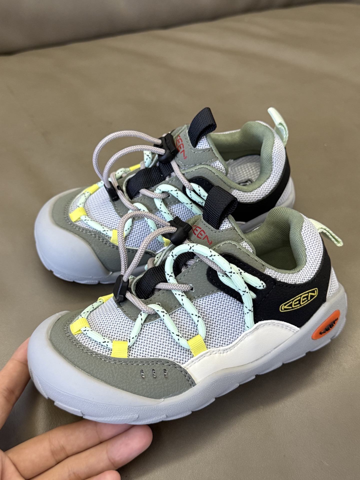 👟 实测3个月良心推荐！ Keen松紧扣童鞋成为遛娃神器 👉 鞋头防撞设计（熊娃踢石头不心疼） 👉 排水速干内衬（踩水坑后半小时恢复干爽） 雨天/山地/碎石路全地形通关！ #带娃出行必备 #育儿好物-选品中心