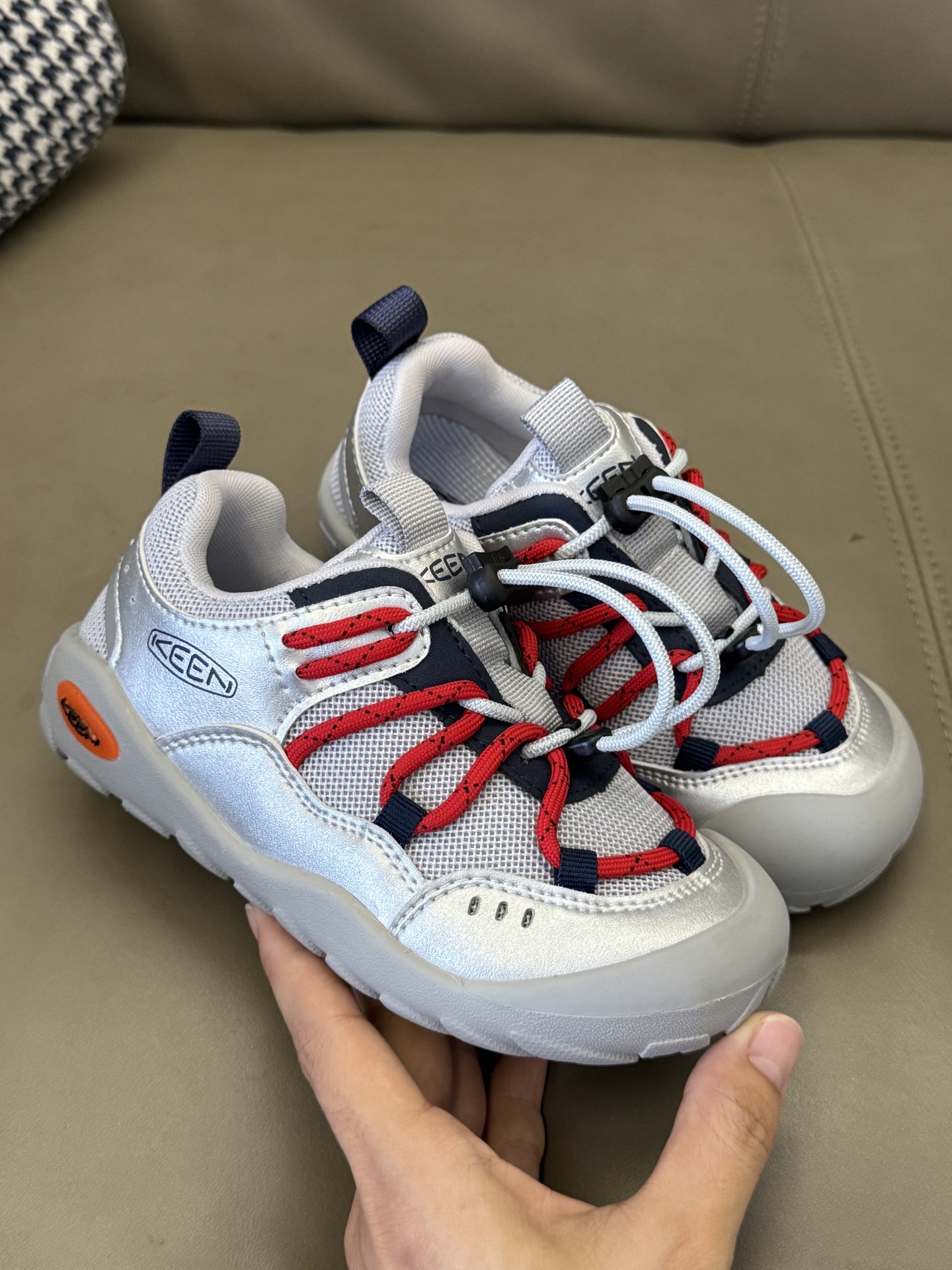 图片[2]-👟 实测3个月良心推荐！ Keen松紧扣童鞋成为遛娃神器 👉 鞋头防撞设计（熊娃踢石头不心疼） 👉 排水速干内衬（踩水坑后半小时恢复干爽） 雨天/山地/碎石路全地形通关！ #带娃出行必备 #育儿好物-选品中心