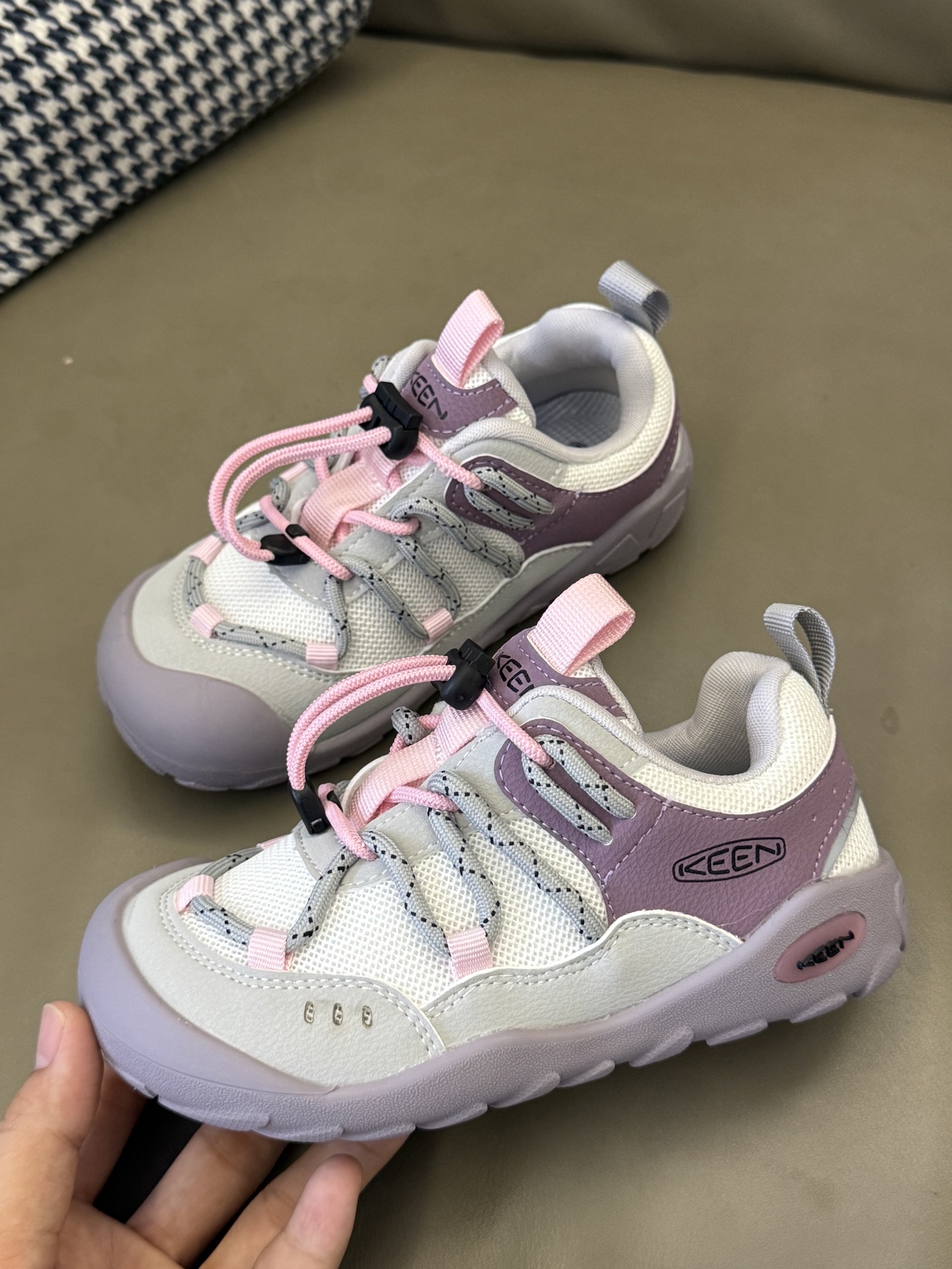 图片[3]-👟 实测3个月良心推荐！ Keen松紧扣童鞋成为遛娃神器 👉 鞋头防撞设计（熊娃踢石头不心疼） 👉 排水速干内衬（踩水坑后半小时恢复干爽） 雨天/山地/碎石路全地形通关！ #带娃出行必备 #育儿好物-选品中心