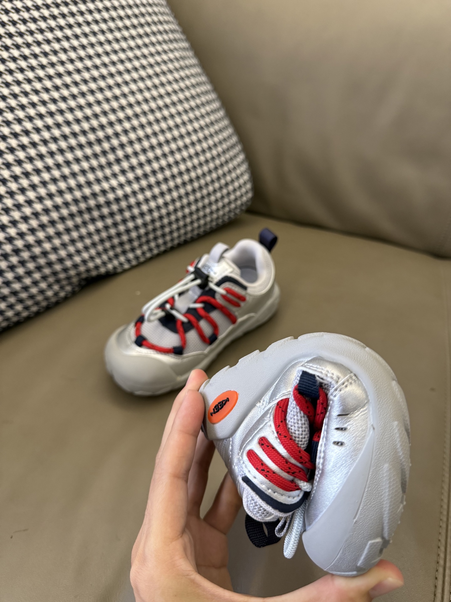 图片[9]-👟 实测3个月良心推荐！ Keen松紧扣童鞋成为遛娃神器 👉 鞋头防撞设计（熊娃踢石头不心疼） 👉 排水速干内衬（踩水坑后半小时恢复干爽） 雨天/山地/碎石路全地形通关！ #带娃出行必备 #育儿好物-选品中心