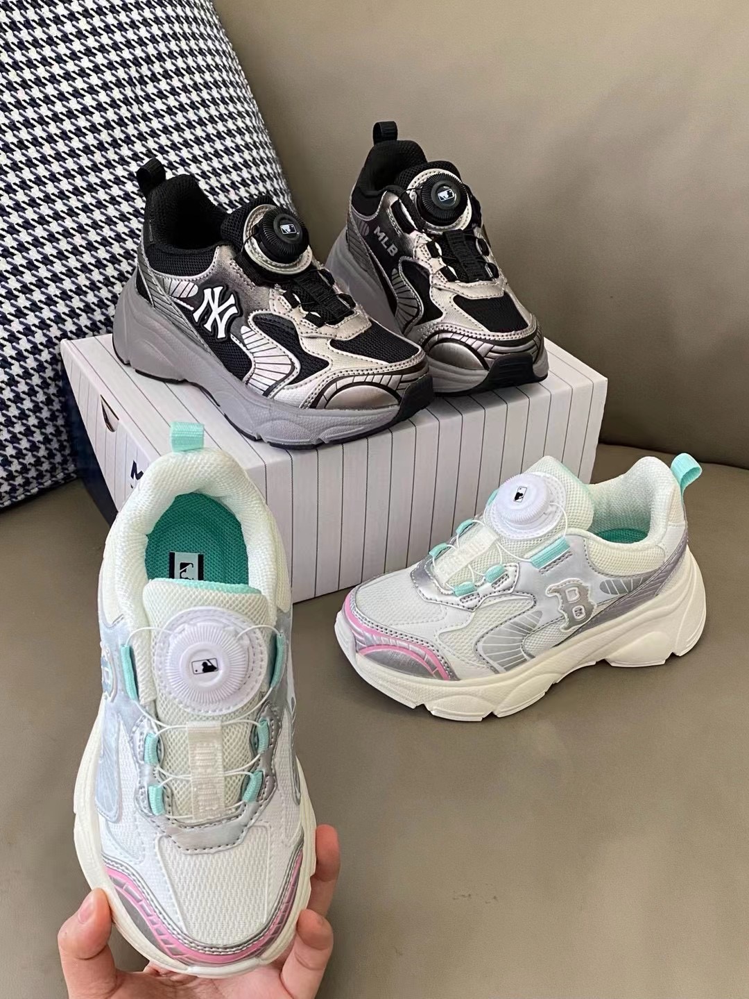 原图直出🌟 吹爆的MLB新款休闲鞋 这谁能拒绝啊😍 真的太香了🤭鞋面网孔设计干爽透气🌬️旋转扣方便宝贝穿脱✅鞋底防滑耐磨😇巨百搭高颜值，天天穿都不腻时尚新宠儿❗️-选品中心