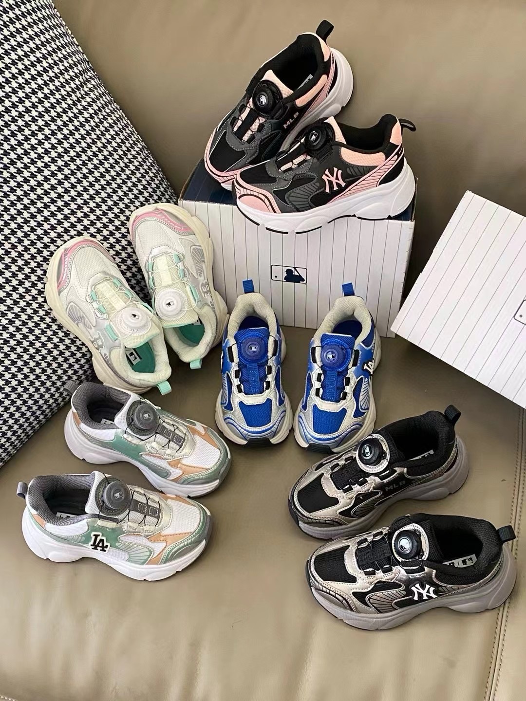 图片[5]-原图直出🌟 吹爆的MLB新款休闲鞋 这谁能拒绝啊😍 真的太香了🤭鞋面网孔设计干爽透气🌬️旋转扣方便宝贝穿脱✅鞋底防滑耐磨😇巨百搭高颜值，天天穿都不腻时尚新宠儿❗️-选品中心