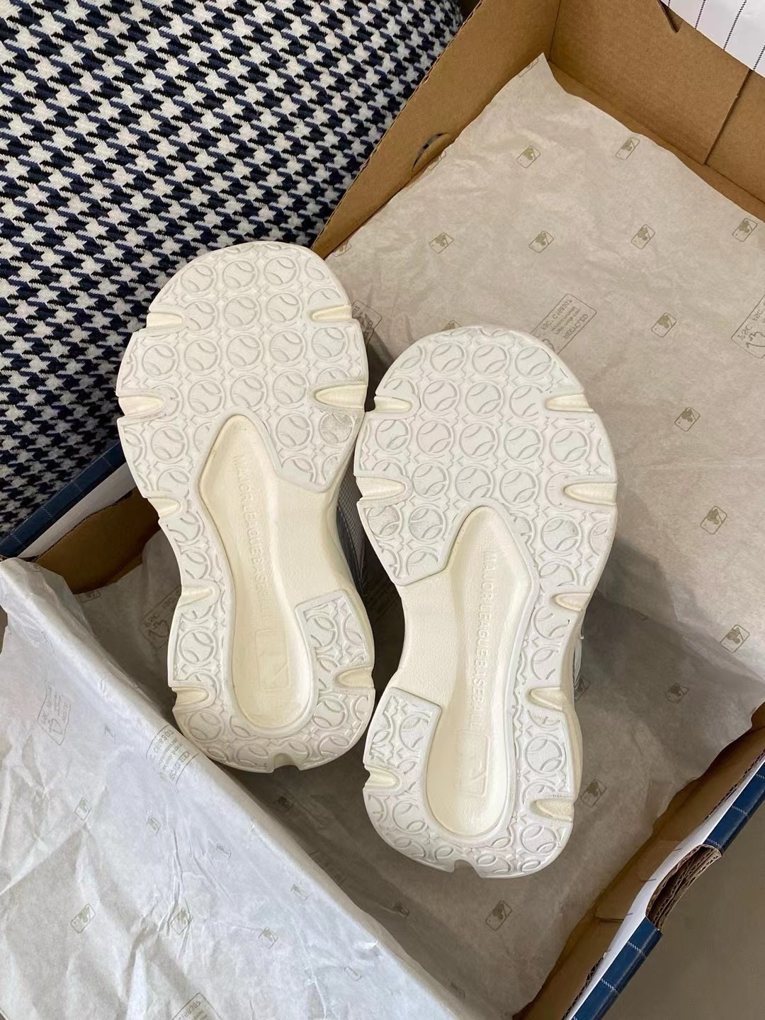 图片[9]-原图直出🌟 吹爆的MLB新款休闲鞋 这谁能拒绝啊😍 真的太香了🤭鞋面网孔设计干爽透气🌬️旋转扣方便宝贝穿脱✅鞋底防滑耐磨😇巨百搭高颜值，天天穿都不腻时尚新宠儿❗️-选品中心