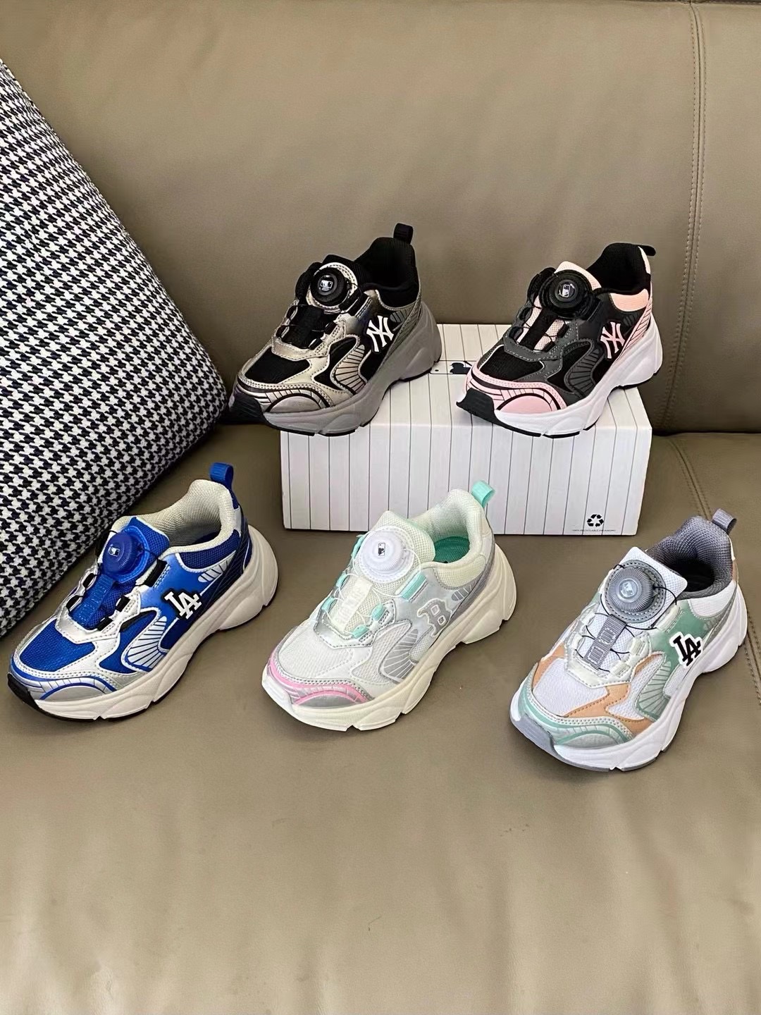 图片[6]-原图直出🌟 吹爆的MLB新款休闲鞋 这谁能拒绝啊😍 真的太香了🤭鞋面网孔设计干爽透气🌬️旋转扣方便宝贝穿脱✅鞋底防滑耐磨😇巨百搭高颜值，天天穿都不腻时尚新宠儿❗️-选品中心