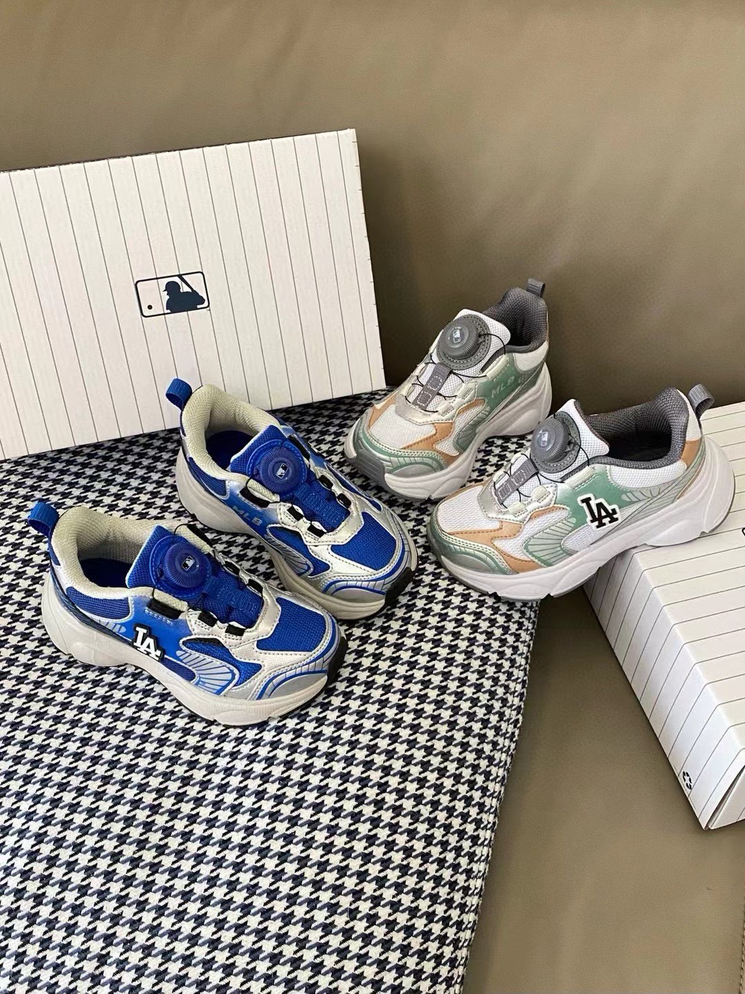 图片[8]-原图直出🌟 吹爆的MLB新款休闲鞋 这谁能拒绝啊😍 真的太香了🤭鞋面网孔设计干爽透气🌬️旋转扣方便宝贝穿脱✅鞋底防滑耐磨😇巨百搭高颜值，天天穿都不腻时尚新宠儿❗️-选品中心