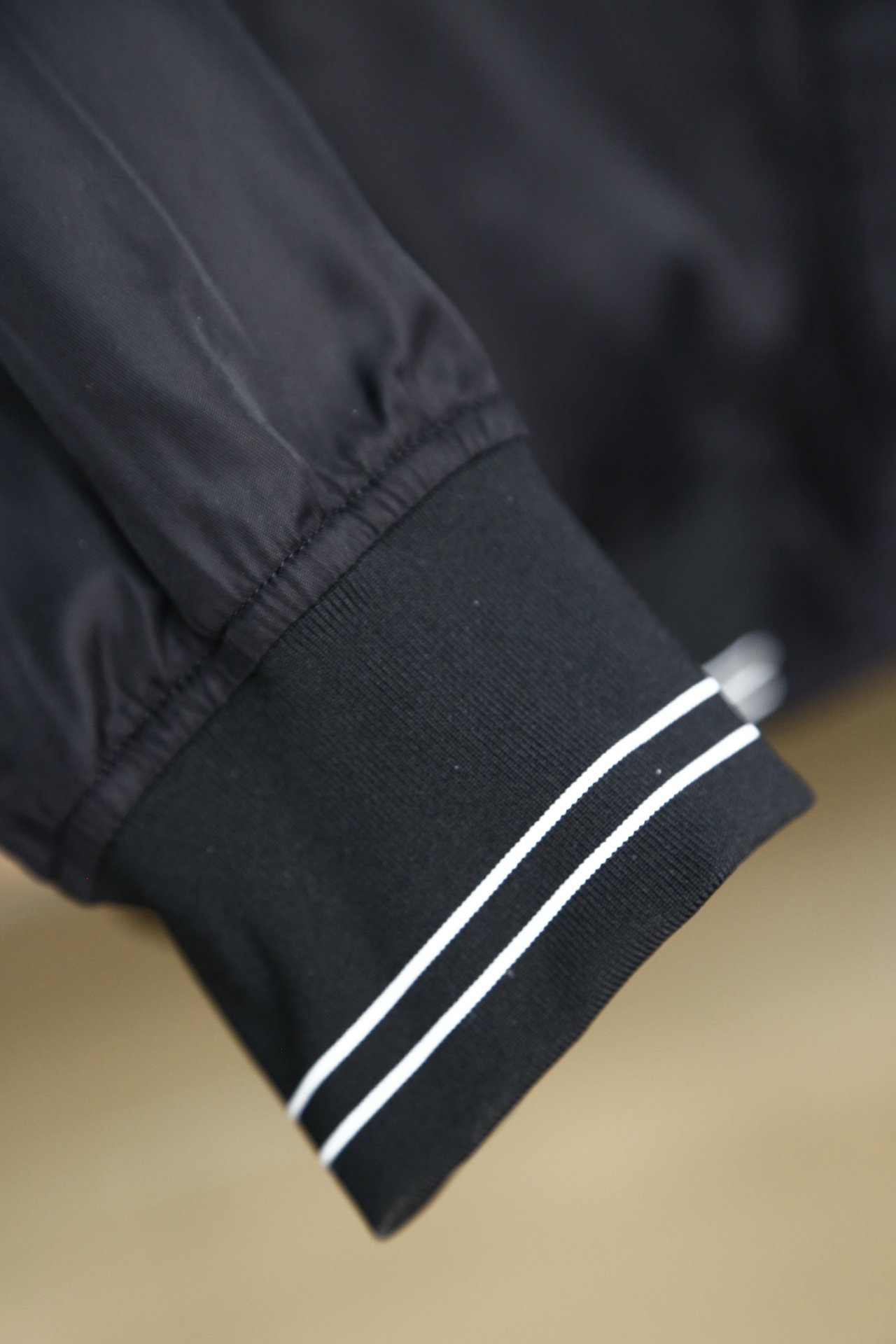 Prada普拉达2024SS早春新品休闲夹克外套该款夹克外层超柔聚酯纤维防风防水功能与时尚型兼具100%