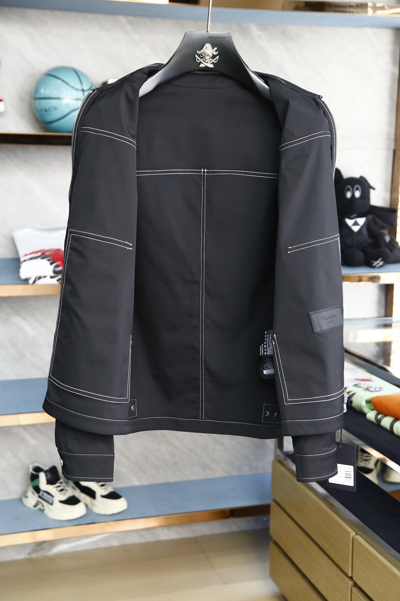 Prada普拉达-024SS早春新品休闲夹克外套该款夹克外层超柔聚酯纤维防风防水功能与时尚型兼具100%