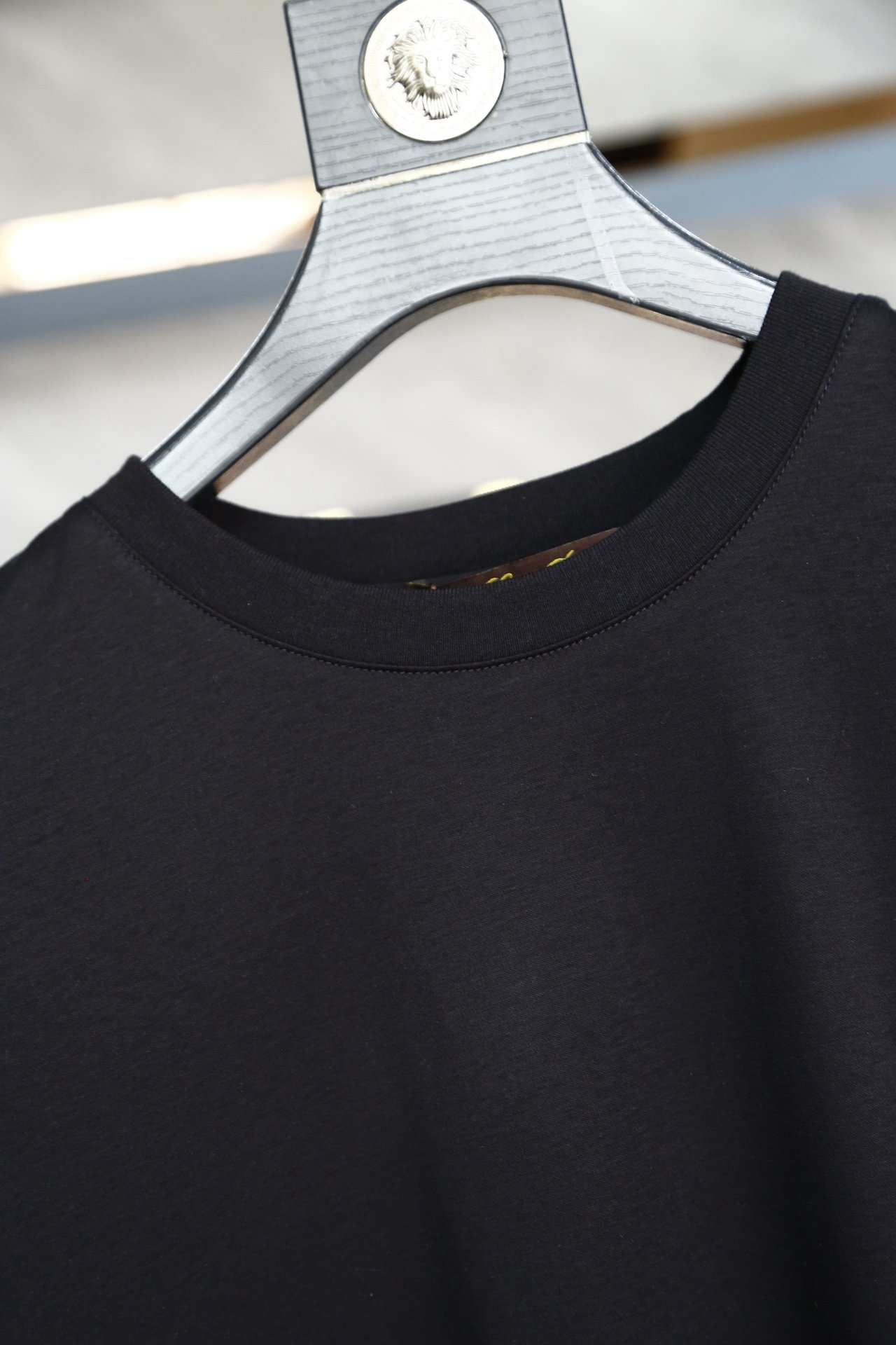 布鲁提-2024春夏最新系列经典时尚设计元素为全新系列注入满满活力胸前烫印环保压胶图案简约大气这款T恤衫
